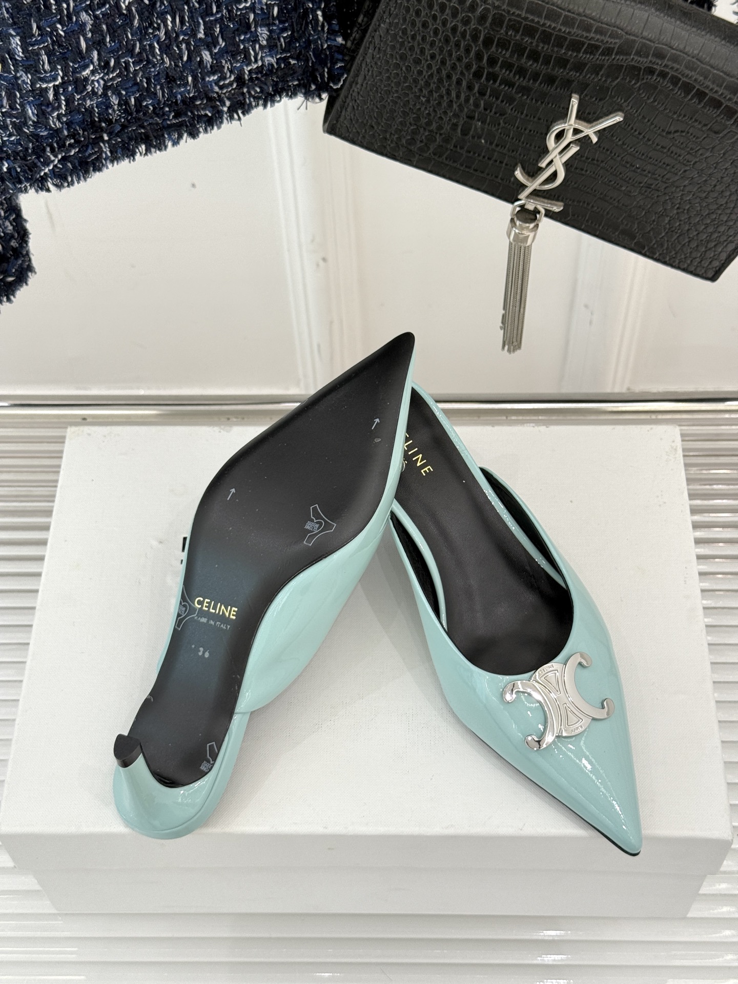
CELINE/赛琳经典凯旋门尖头猫跟拖鞋
一眼沦陷 酷中带点小性感
标志性的凯旋门立体金属扣设计
金属