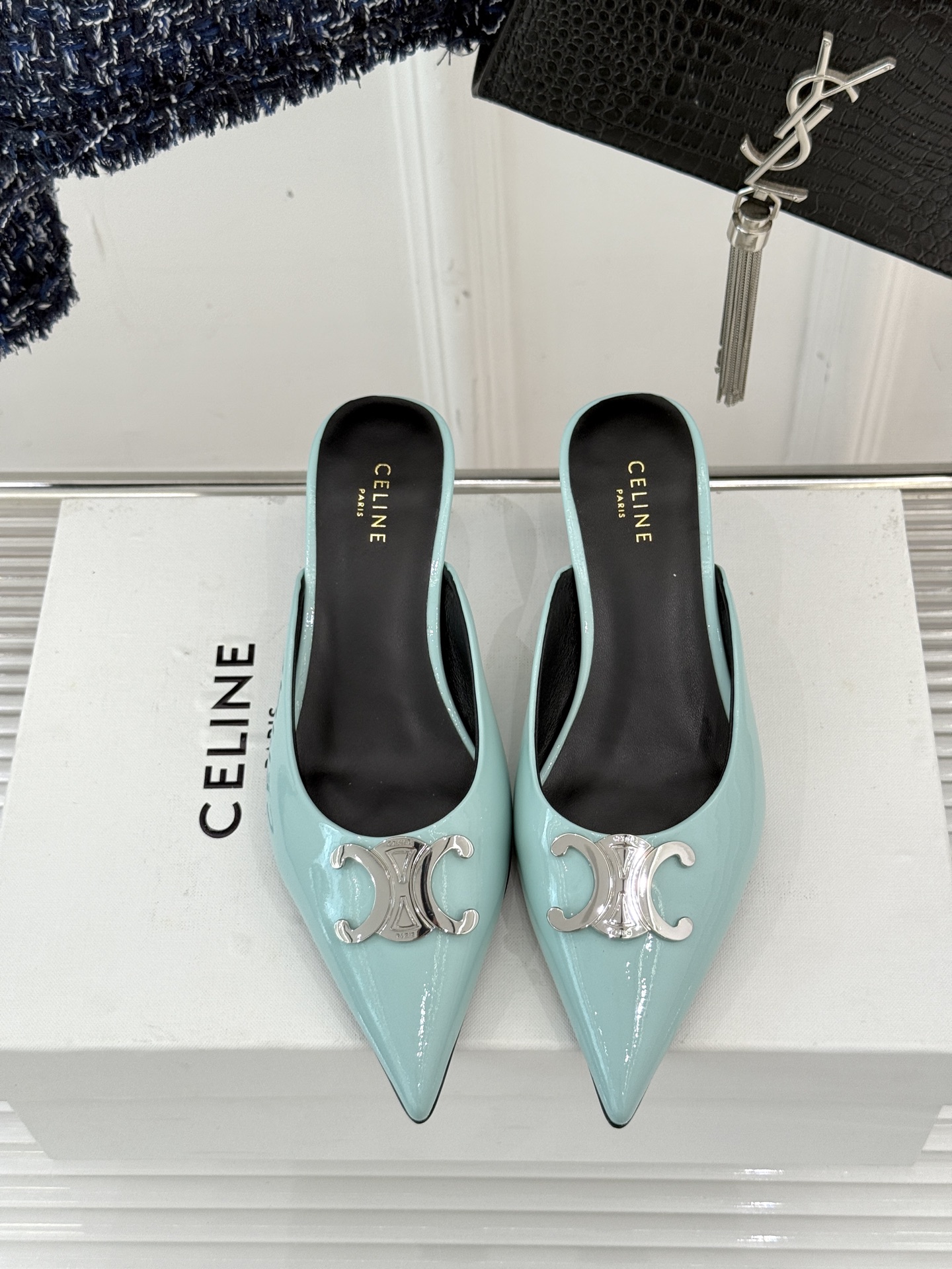 
CELINE/赛琳经典凯旋门尖头猫跟拖鞋
一眼沦陷 酷中带点小性感
标志性的凯旋门立体金属扣设计
金属