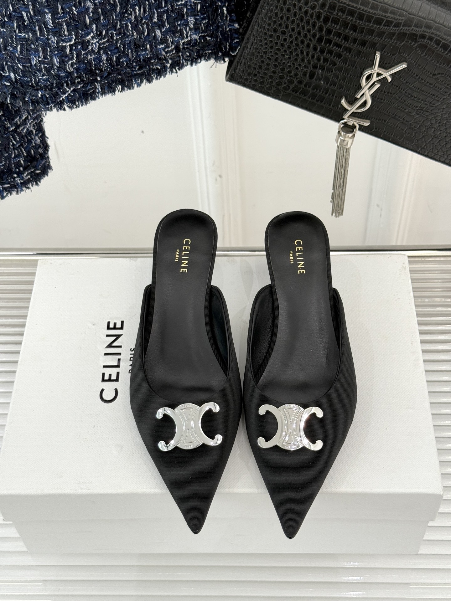 
CELINE/赛琳经典凯旋门尖头猫跟拖鞋
一眼沦陷 酷中带点小性感
标志性的凯旋门立体金属扣设计
金属