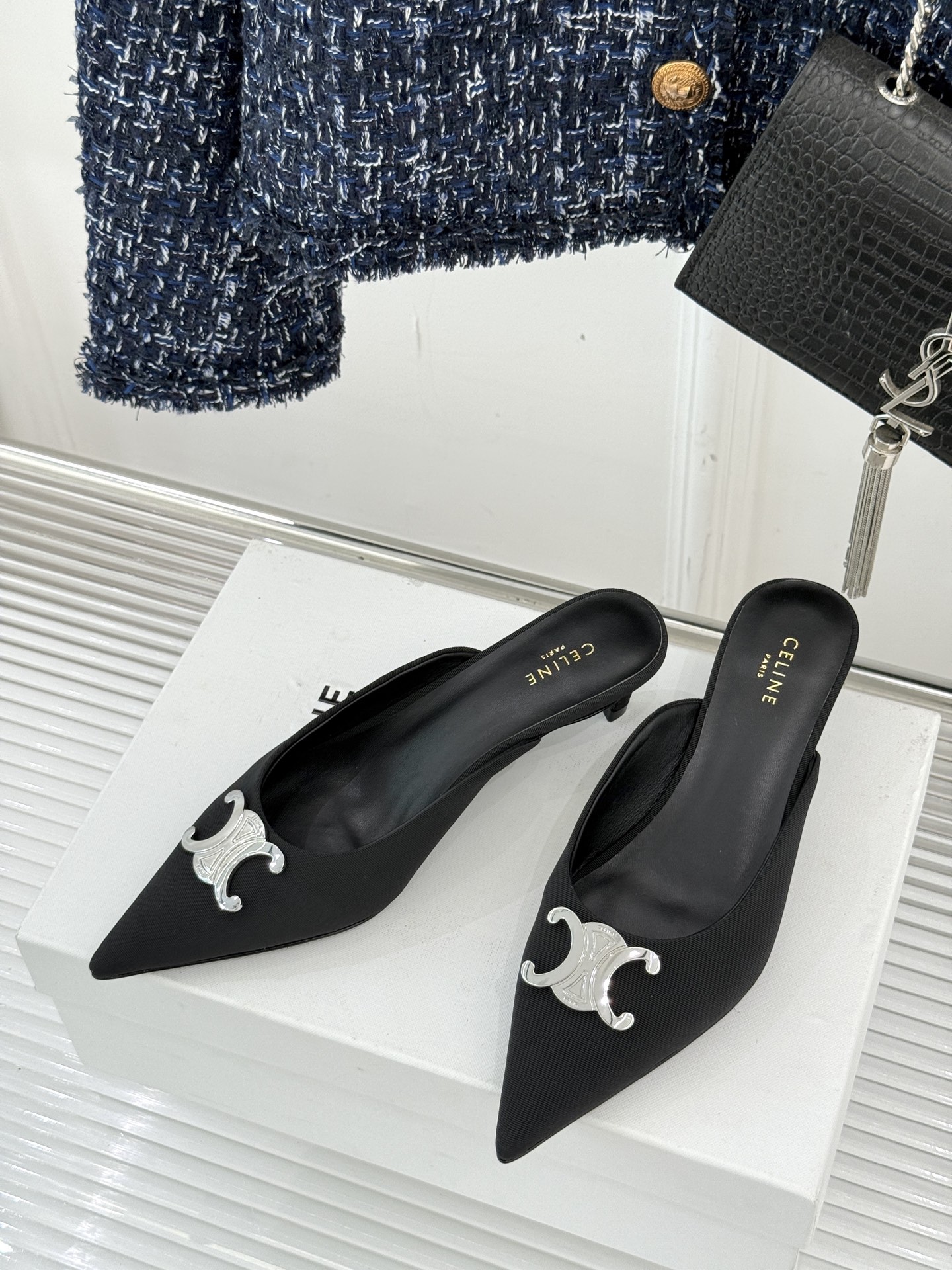 
CELINE/赛琳经典凯旋门尖头猫跟拖鞋
一眼沦陷 酷中带点小性感
标志性的凯旋门立体金属扣设计
金属