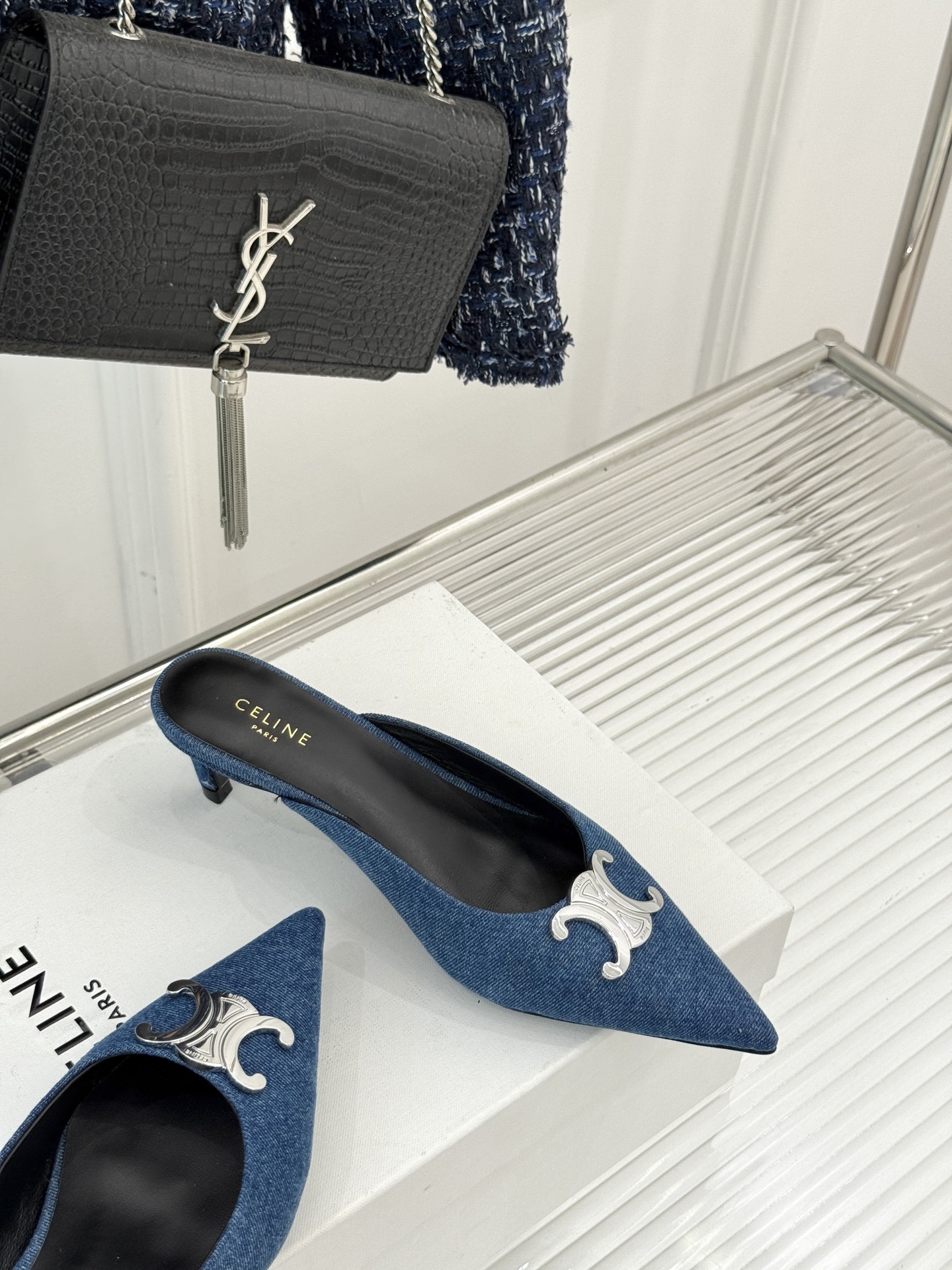 
CELINE/赛琳经典凯旋门尖头猫跟拖鞋
一眼沦陷 酷中带点小性感
标志性的凯旋门立体金属扣设计
金属