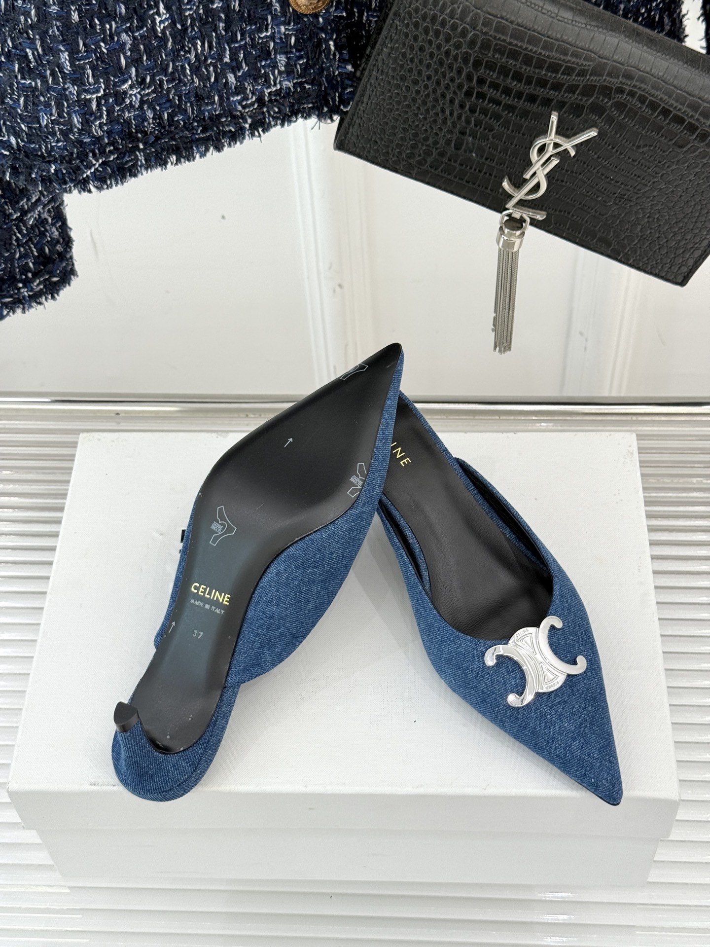 
CELINE/赛琳经典凯旋门尖头猫跟拖鞋
一眼沦陷 酷中带点小性感
标志性的凯旋门立体金属扣设计
金属