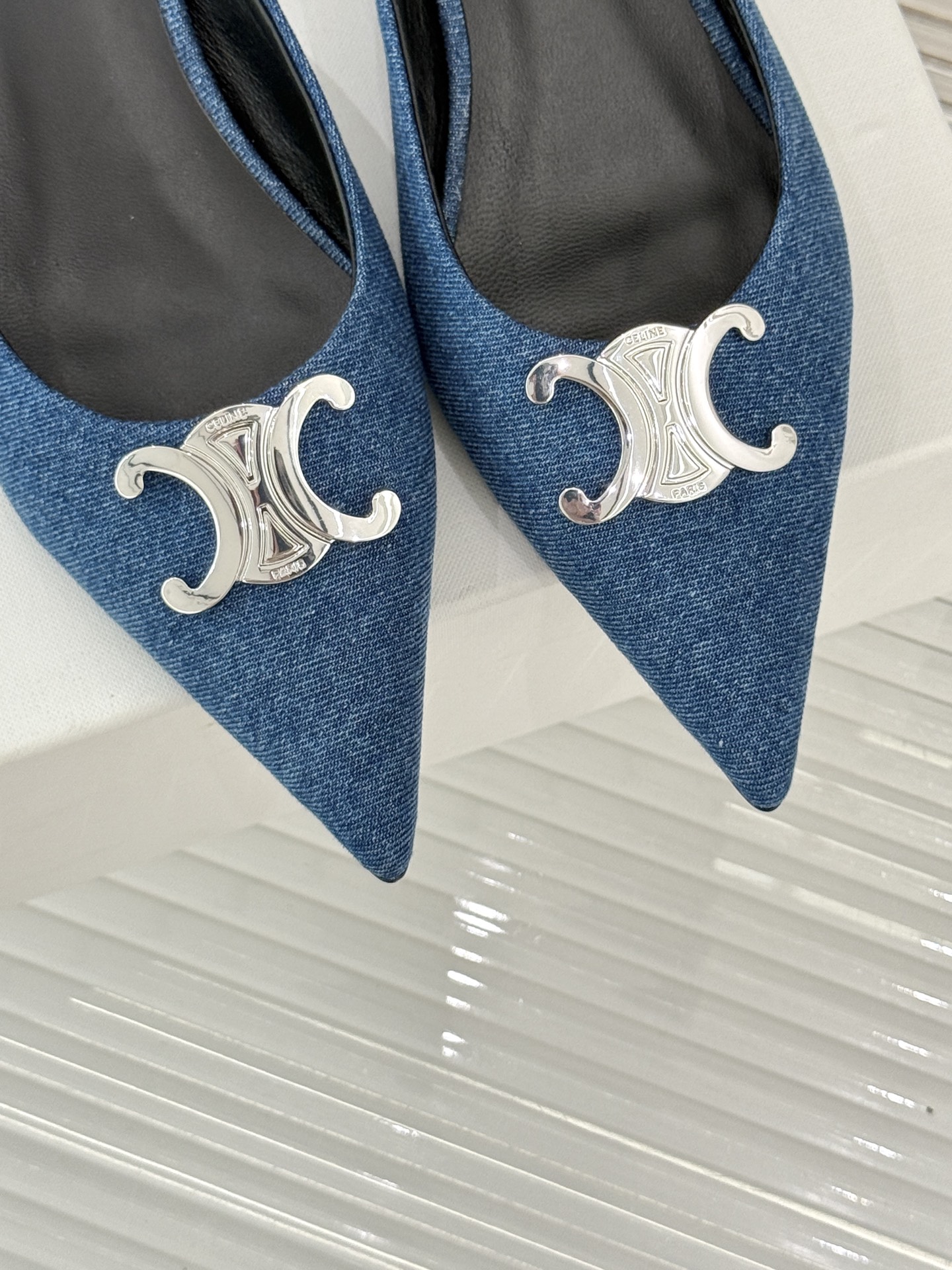 
CELINE/赛琳经典凯旋门尖头猫跟拖鞋
一眼沦陷 酷中带点小性感
标志性的凯旋门立体金属扣设计
金属