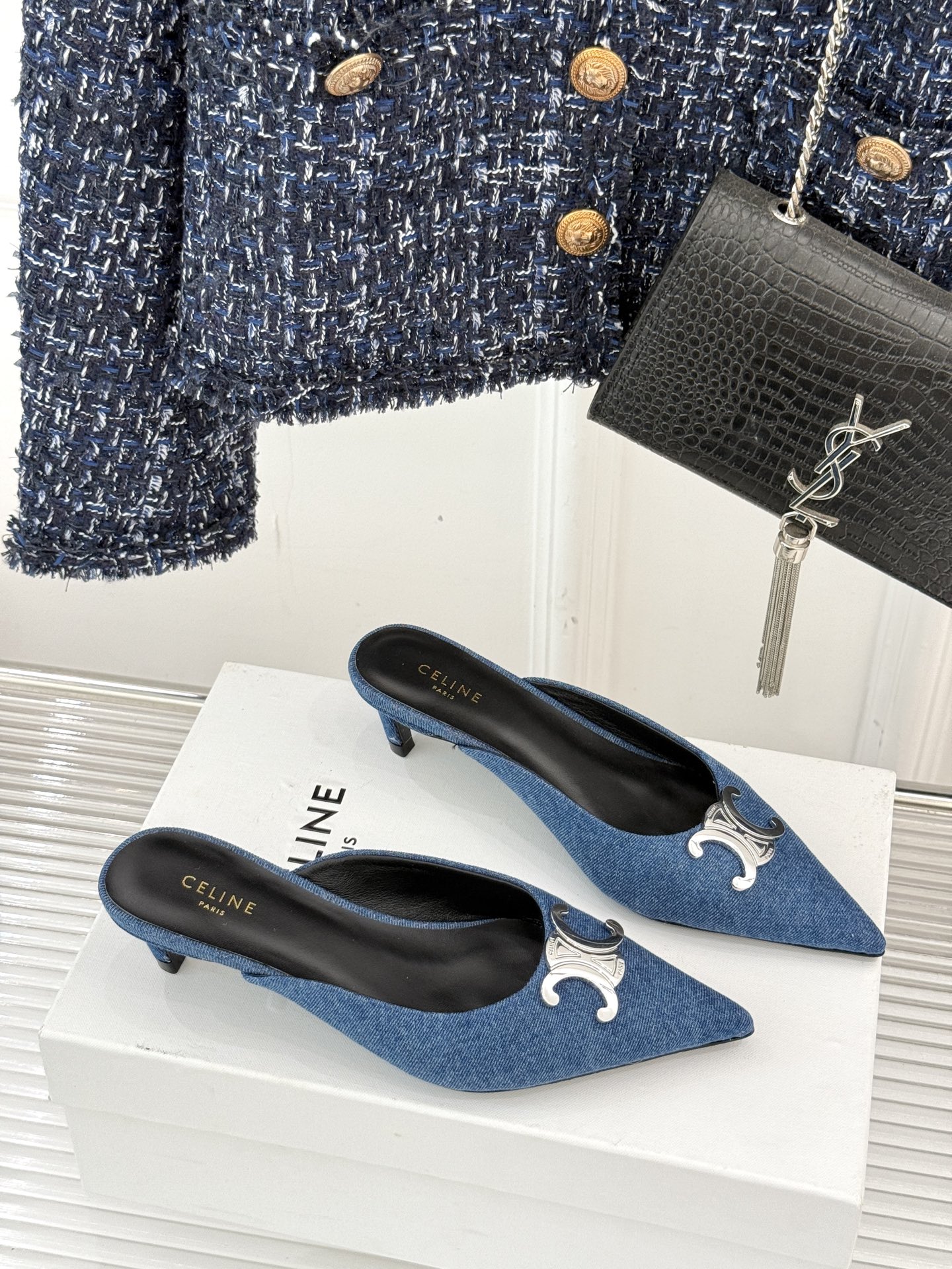 
CELINE/赛琳经典凯旋门尖头猫跟拖鞋
一眼沦陷 酷中带点小性感
标志性的凯旋门立体金属扣设计
金属
