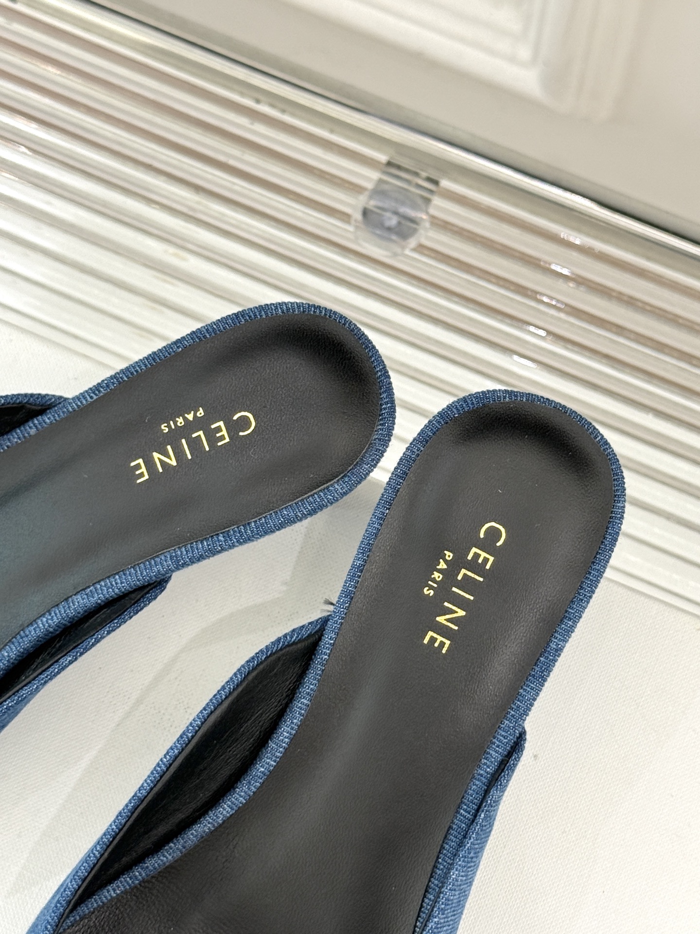 
CELINE/赛琳经典凯旋门尖头猫跟拖鞋
一眼沦陷 酷中带点小性感
标志性的凯旋门立体金属扣设计
金属