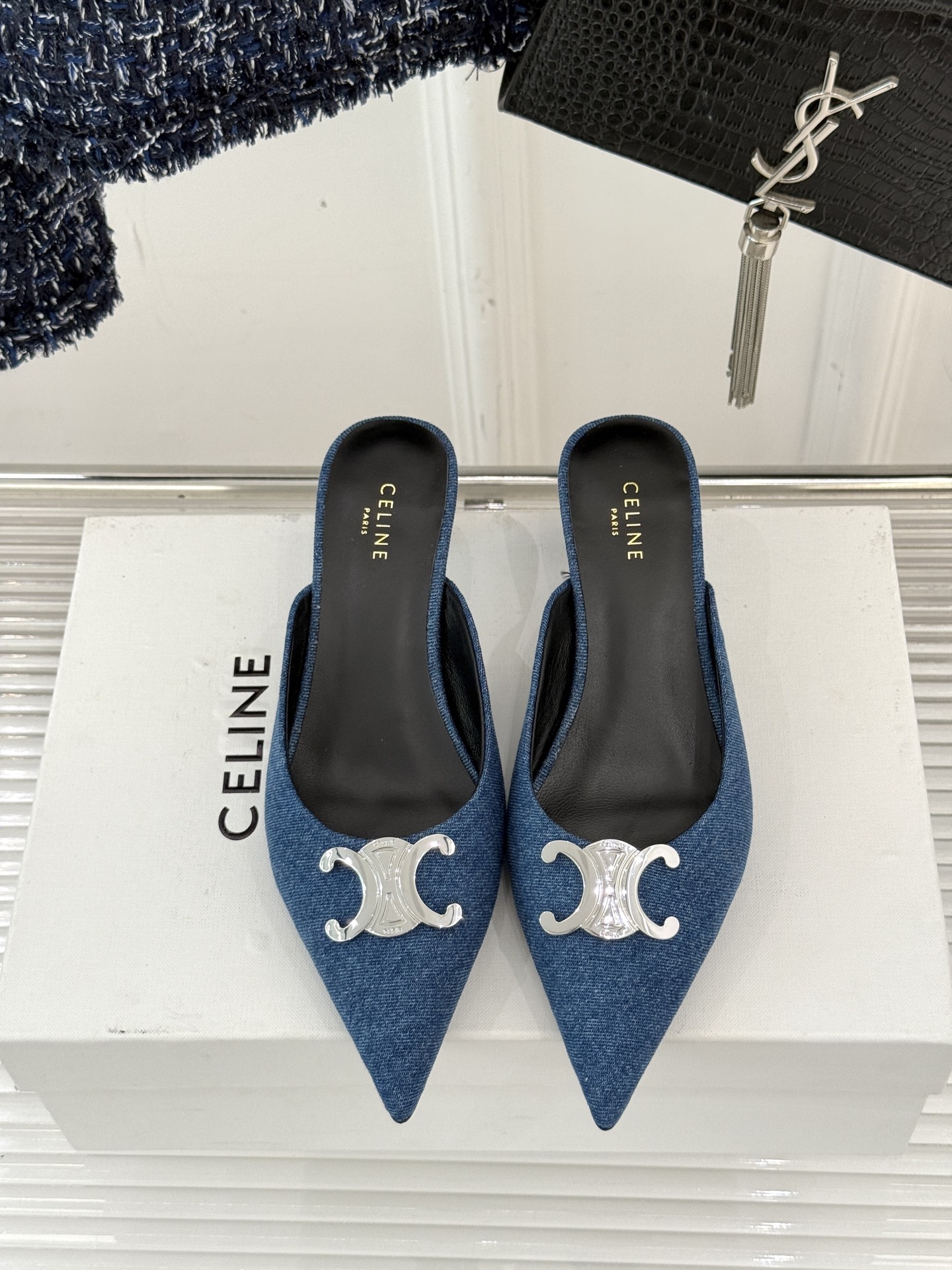 
CELINE/赛琳经典凯旋门尖头猫跟拖鞋
一眼沦陷 酷中带点小性感
标志性的凯旋门立体金属扣设计
金属