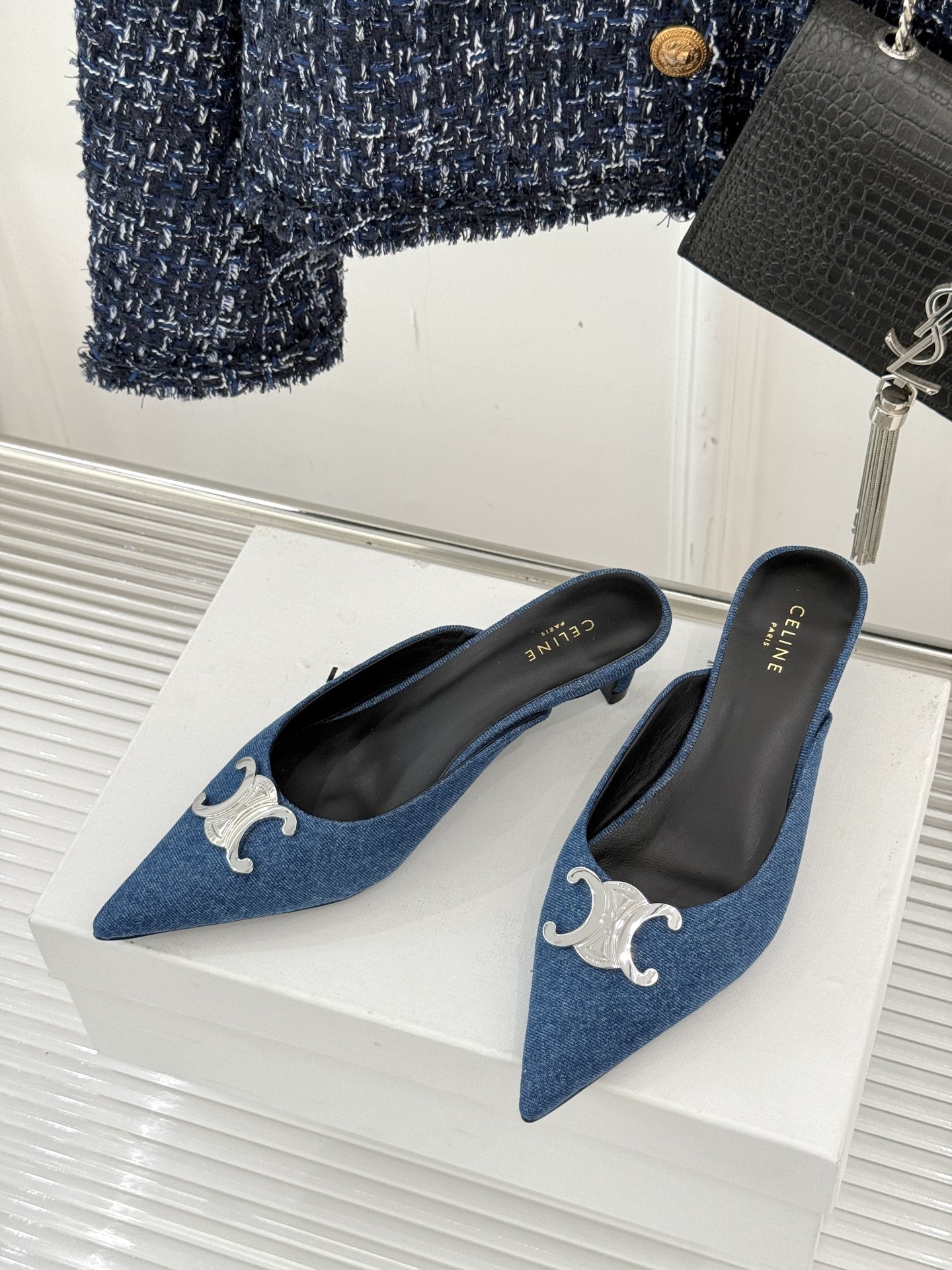 
CELINE/赛琳经典凯旋门尖头猫跟拖鞋
一眼沦陷 酷中带点小性感
标志性的凯旋门立体金属扣设计
金属