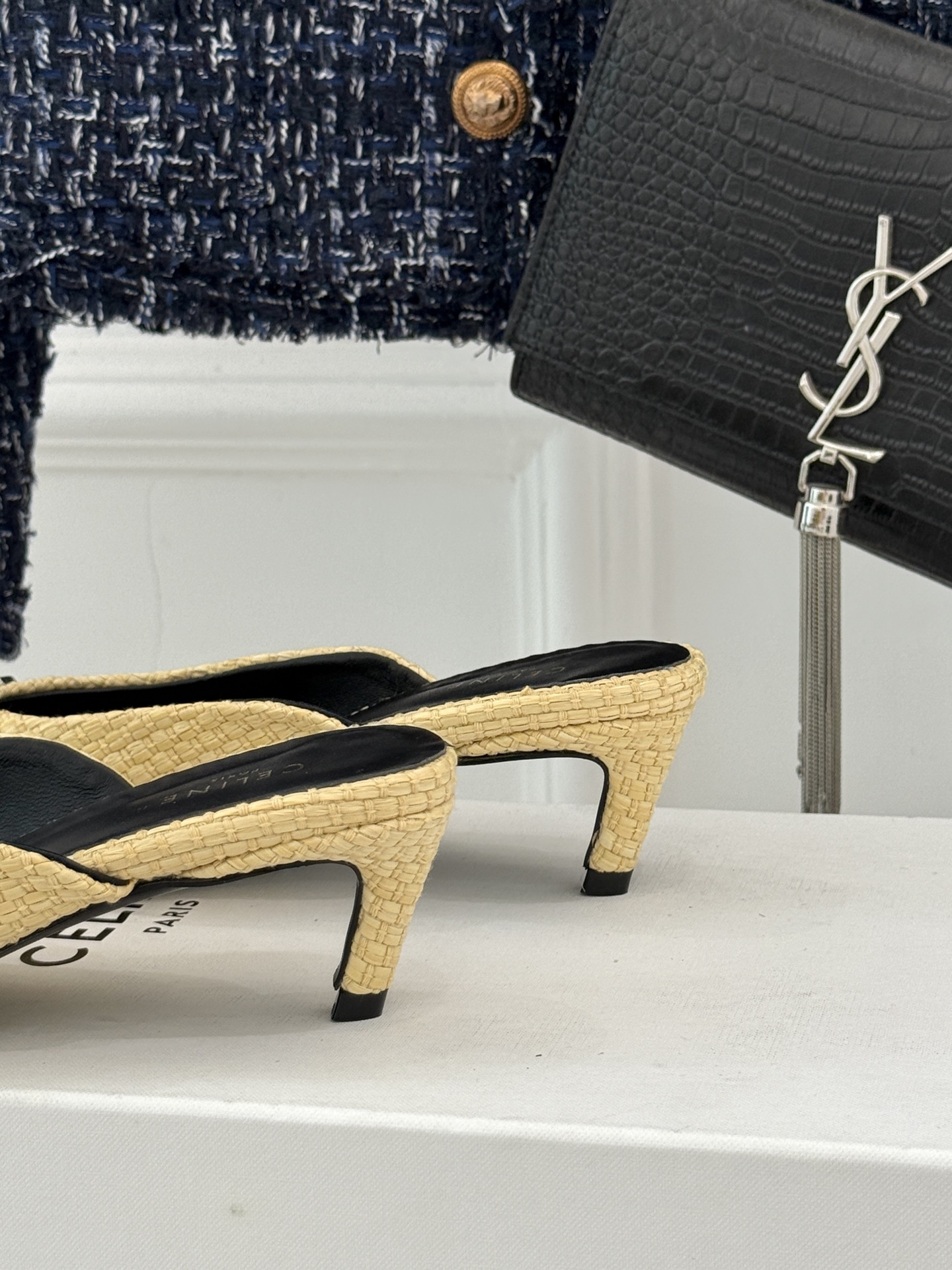 
CELINE/赛琳经典凯旋门尖头猫跟拖鞋
一眼沦陷 酷中带点小性感
标志性的凯旋门立体金属扣设计
金属