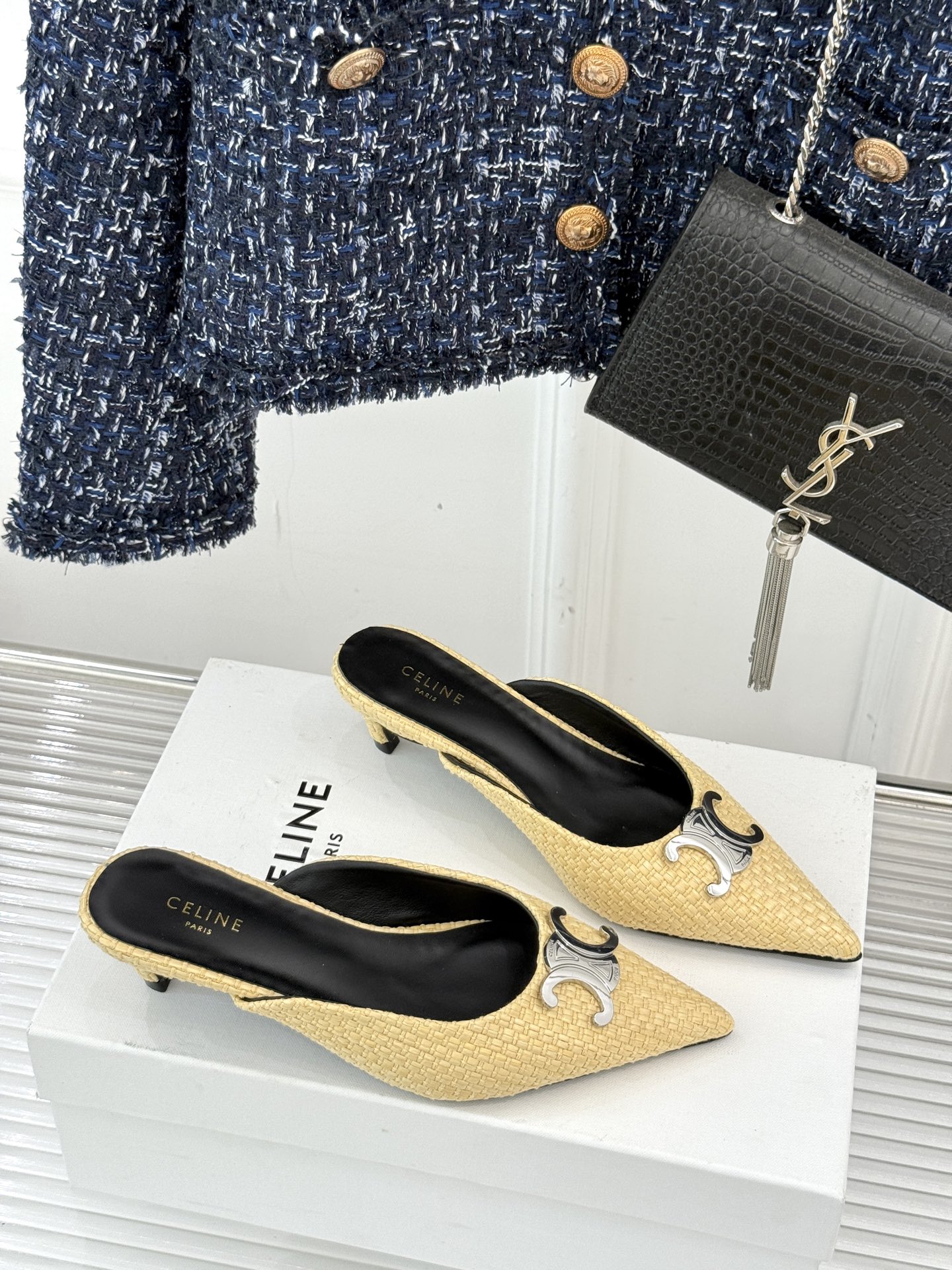 
CELINE/赛琳经典凯旋门尖头猫跟拖鞋
一眼沦陷 酷中带点小性感
标志性的凯旋门立体金属扣设计
金属