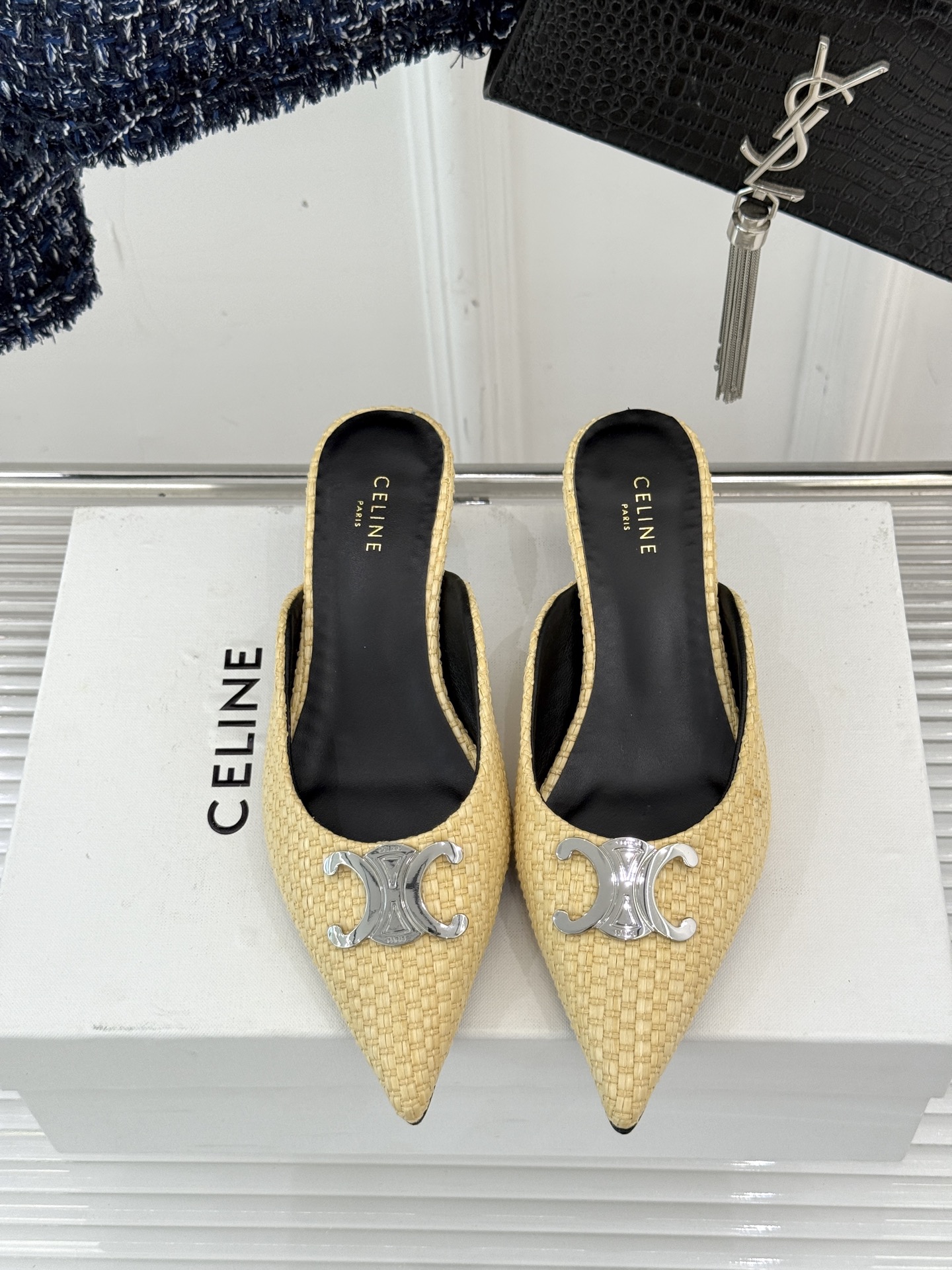 
CELINE/赛琳经典凯旋门尖头猫跟拖鞋
一眼沦陷 酷中带点小性感
标志性的凯旋门立体金属扣设计
金属