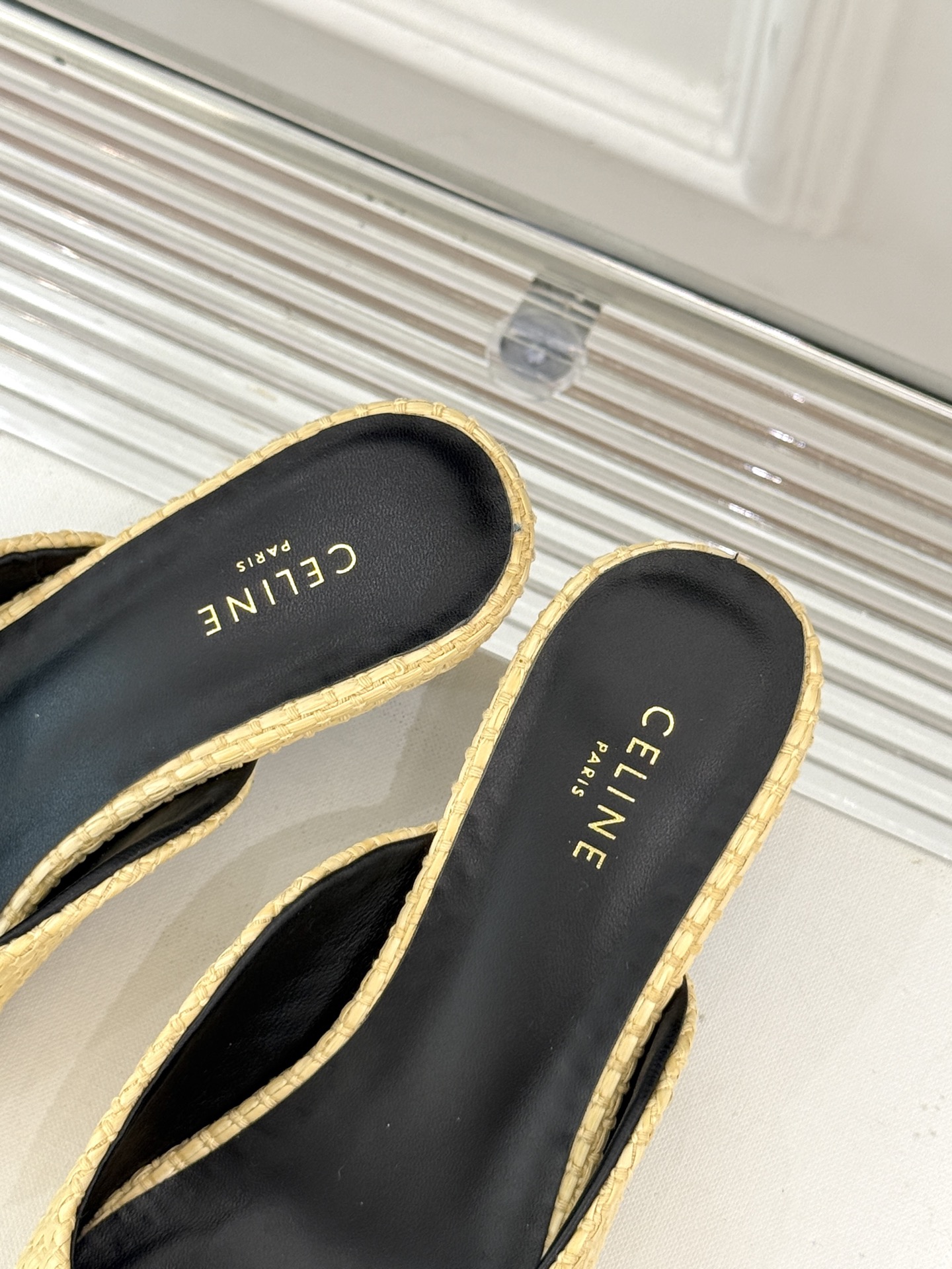 
CELINE/赛琳经典凯旋门尖头猫跟拖鞋
一眼沦陷 酷中带点小性感
标志性的凯旋门立体金属扣设计
金属