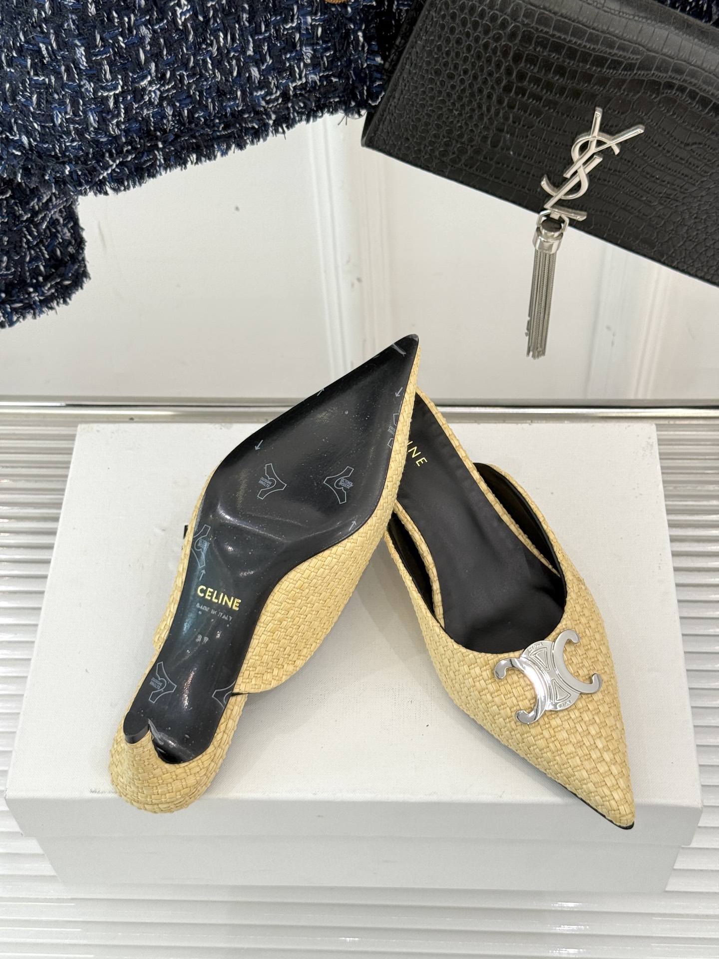 
CELINE/赛琳经典凯旋门尖头猫跟拖鞋
一眼沦陷 酷中带点小性感
标志性的凯旋门立体金属扣设计
金属