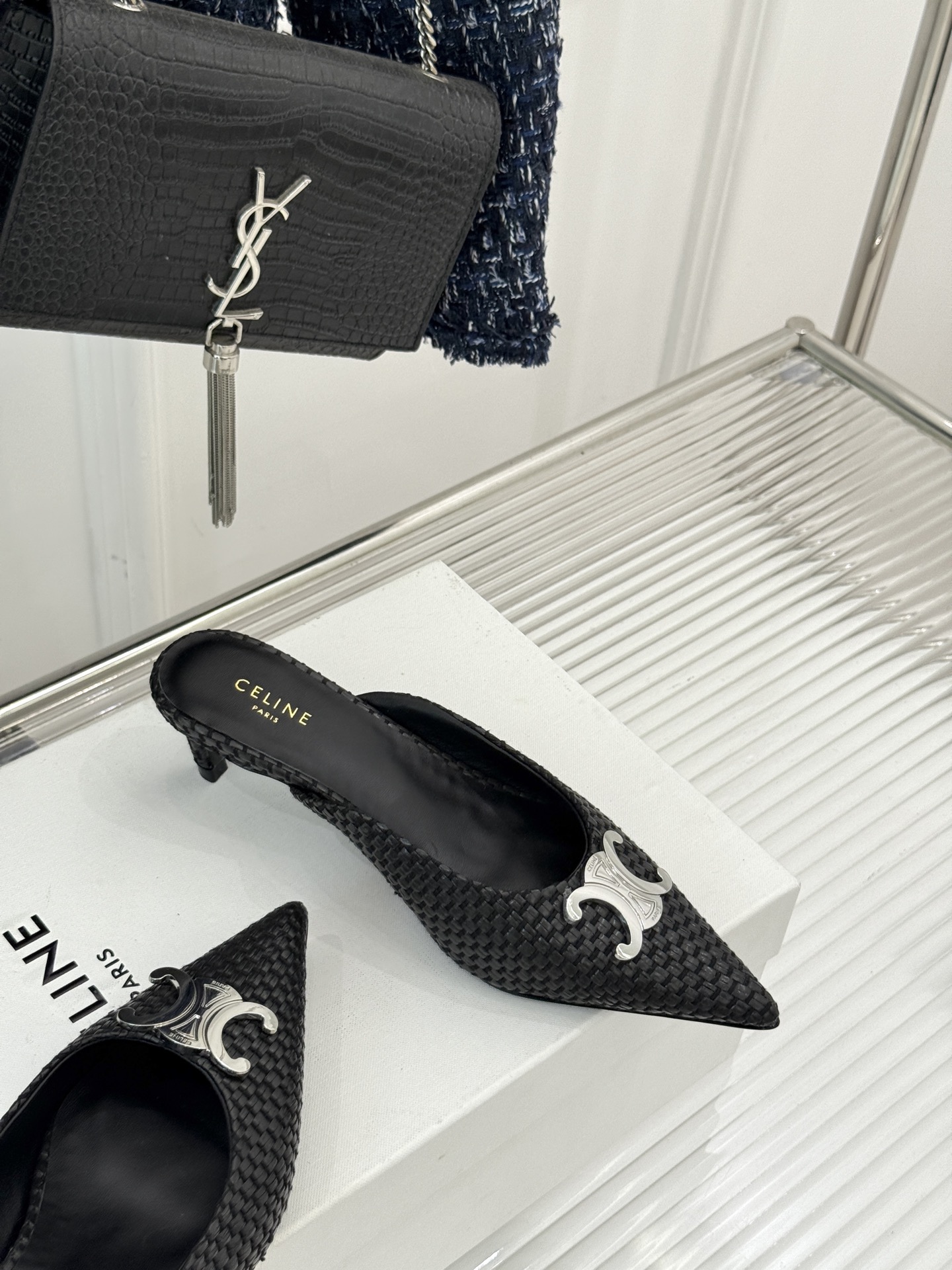 
CELINE/赛琳经典凯旋门尖头猫跟拖鞋
一眼沦陷 酷中带点小性感
标志性的凯旋门立体金属扣设计
金属