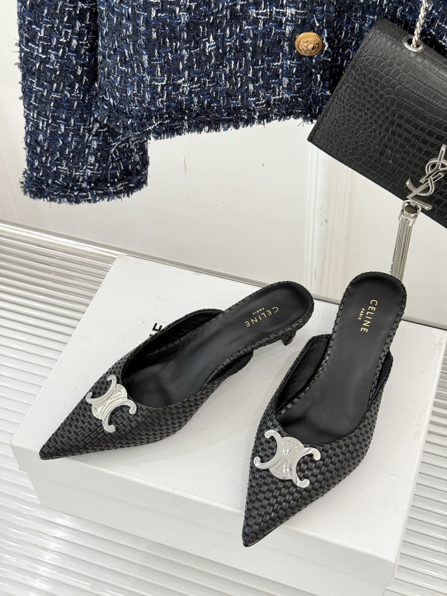
CELINE/赛琳经典凯旋门尖头猫跟拖鞋
一眼沦陷 酷中带点小性感
标志性的凯旋门立体金属扣设计
金属
