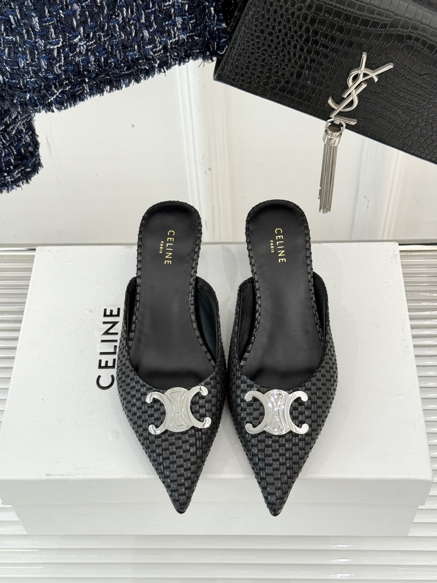 
CELINE/赛琳经典凯旋门尖头猫跟拖鞋
一眼沦陷 酷中带点小性感
标志性的凯旋门立体金属扣设计
金属