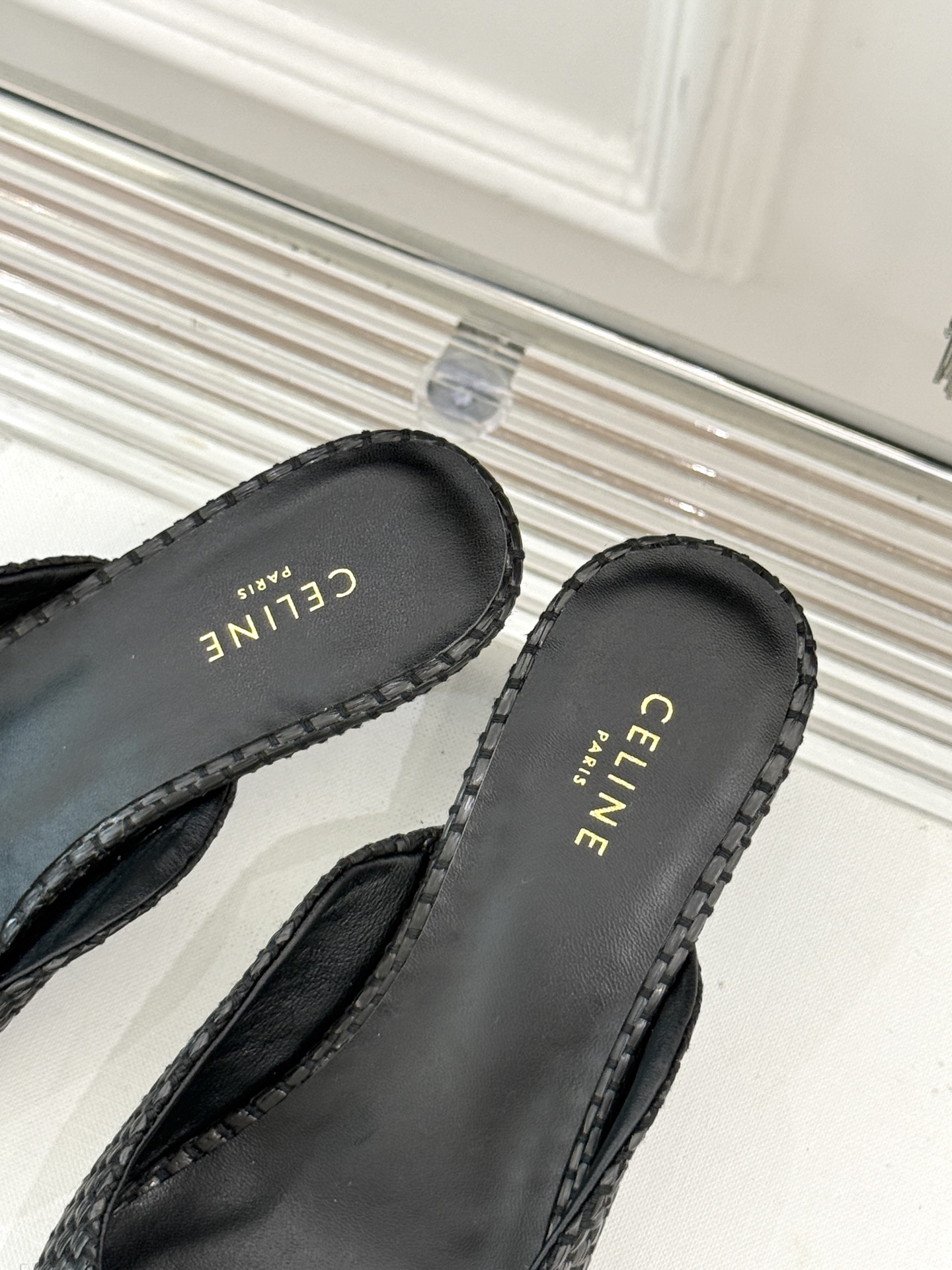 
CELINE/赛琳经典凯旋门尖头猫跟拖鞋
一眼沦陷 酷中带点小性感
标志性的凯旋门立体金属扣设计
金属