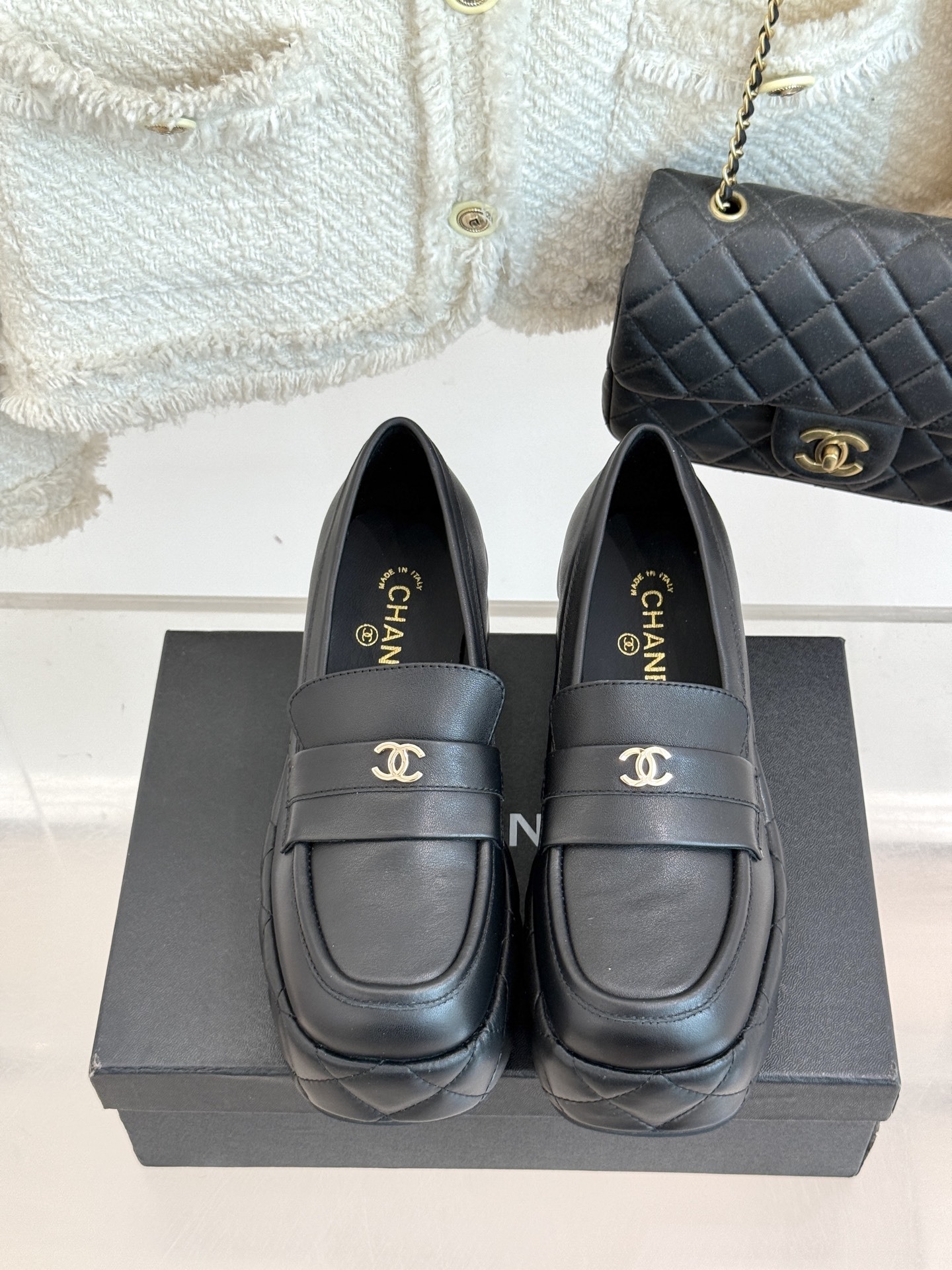 CHANE*|小香25k秋冬新品双C防水台
菱格厚底乐福鞋
当经典菱格纹邂逅前卫防水台设计
以颠覆性美