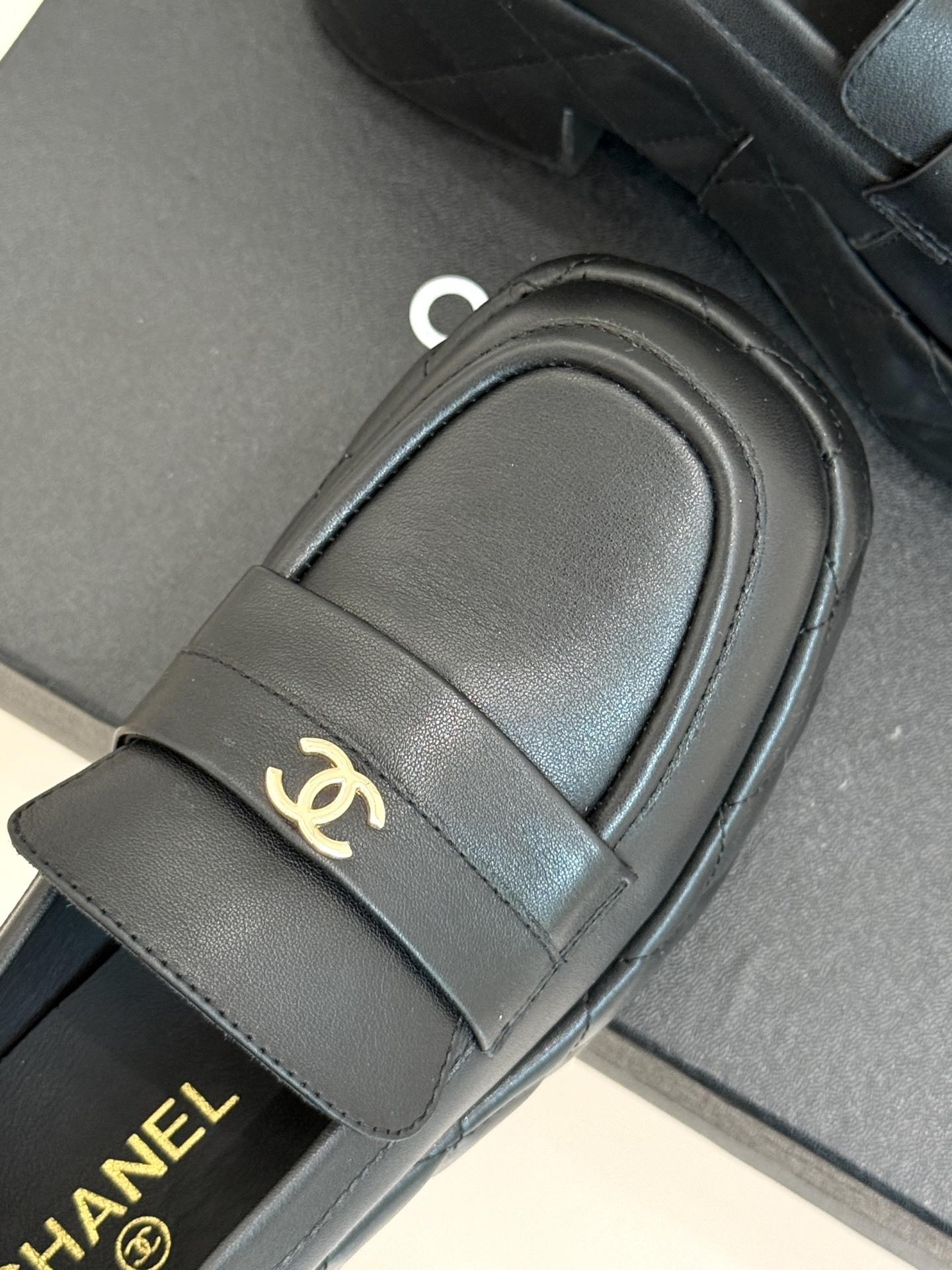 CHANE*|小香25k秋冬新品双C防水台
菱格厚底乐福鞋
当经典菱格纹邂逅前卫防水台设计
以颠覆性美
