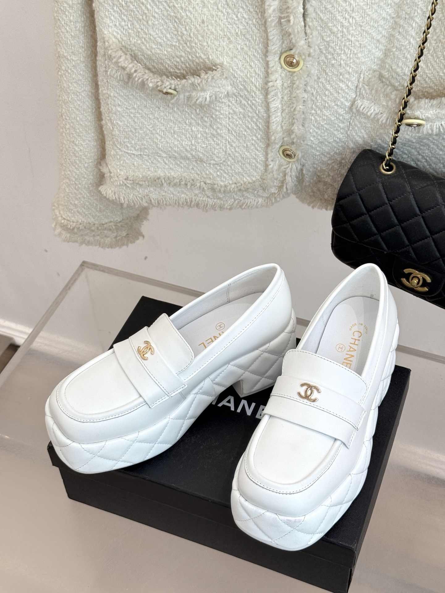 CHANE*|小香25k秋冬新品双C防水台
菱格厚底乐福鞋
当经典菱格纹邂逅前卫防水台设计
以颠覆性美