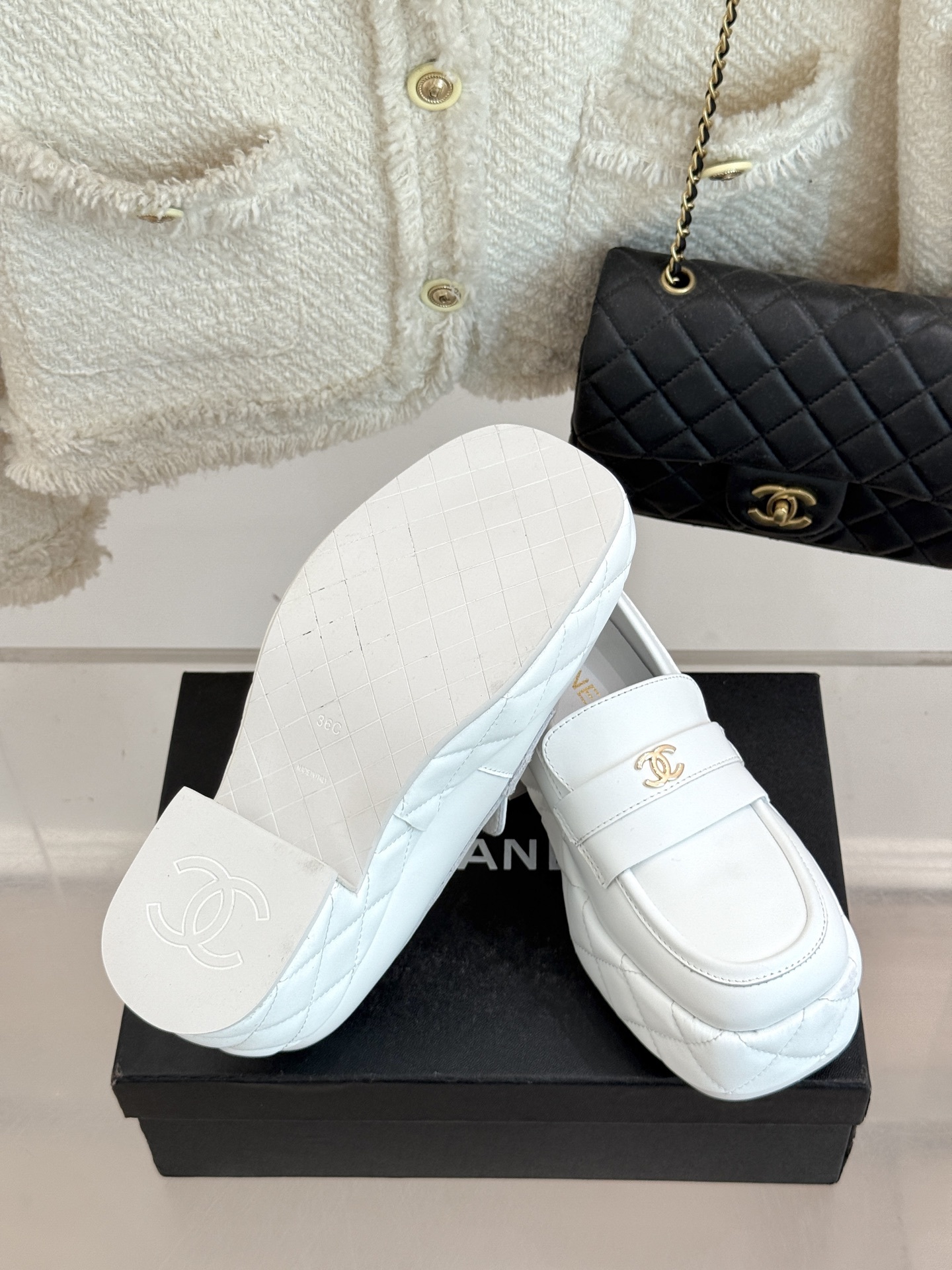 CHANE*|小香25k秋冬新品双C防水台
菱格厚底乐福鞋
当经典菱格纹邂逅前卫防水台设计
以颠覆性美