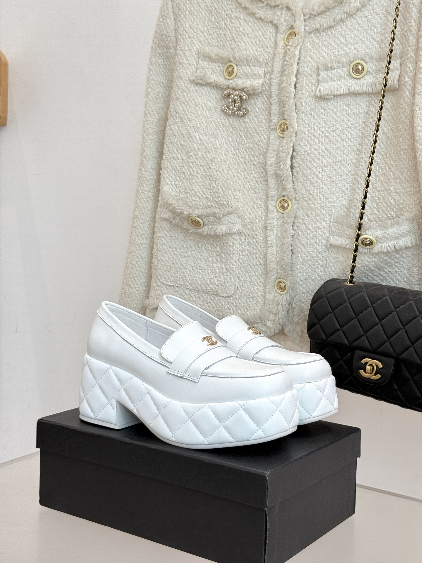 CHANE*|小香25k秋冬新品双C防水台
菱格厚底乐福鞋
当经典菱格纹邂逅前卫防水台设计
以颠覆性美