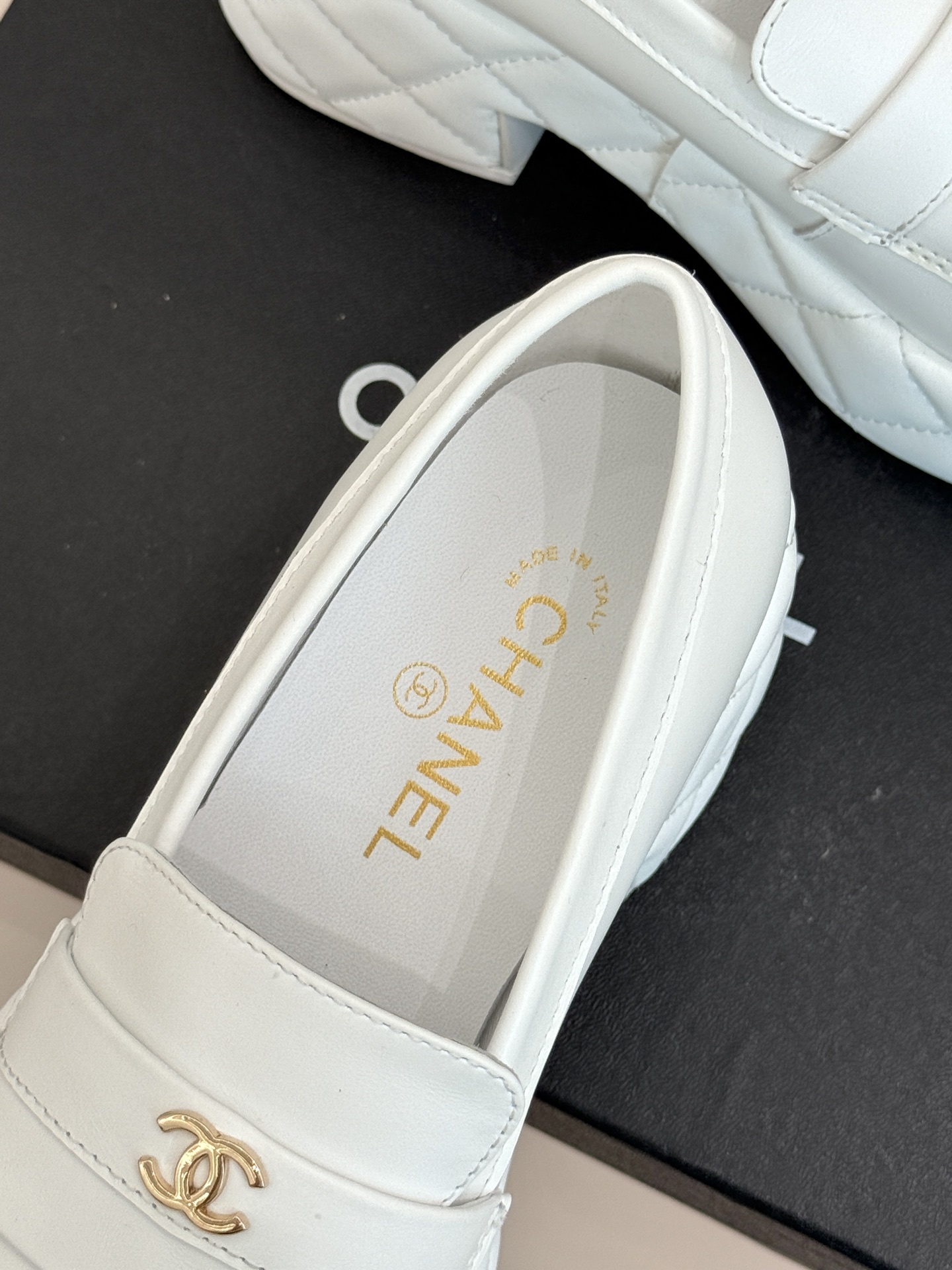 CHANE*|小香25k秋冬新品双C防水台
菱格厚底乐福鞋
当经典菱格纹邂逅前卫防水台设计
以颠覆性美