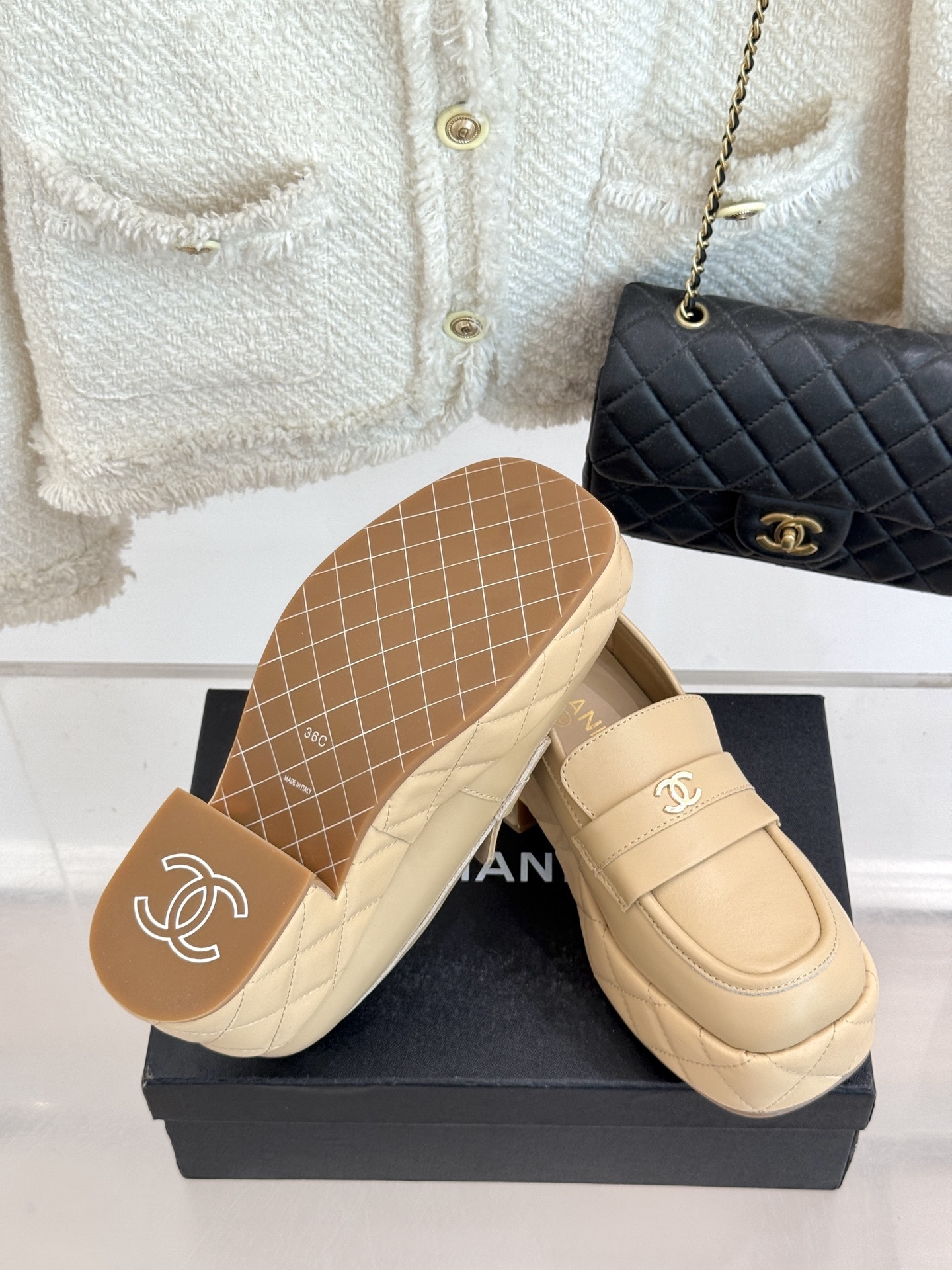 CHANE*|小香25k秋冬新品双C防水台
菱格厚底乐福鞋
当经典菱格纹邂逅前卫防水台设计
以颠覆性美