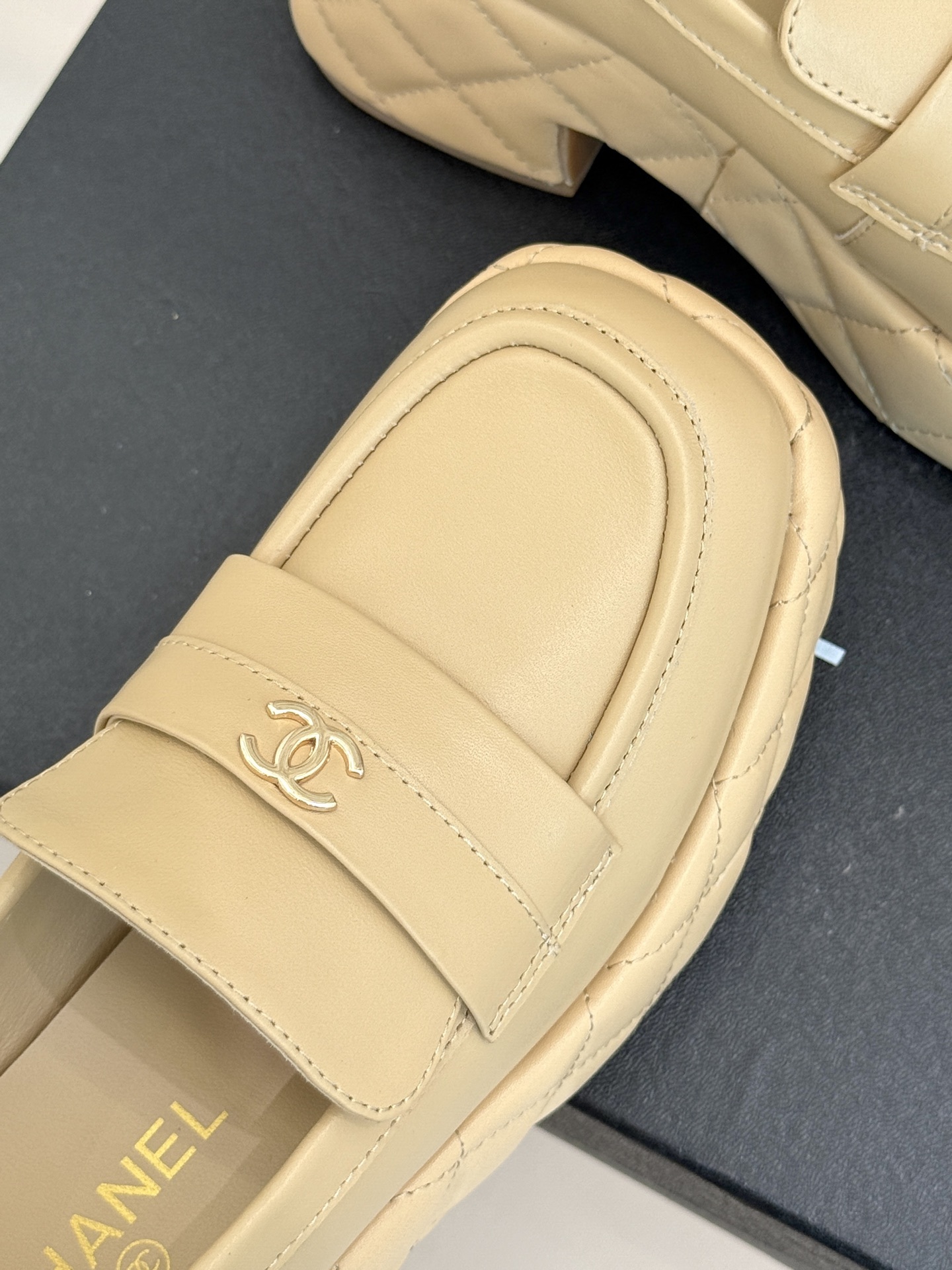 CHANE*|小香25k秋冬新品双C防水台
菱格厚底乐福鞋
当经典菱格纹邂逅前卫防水台设计
以颠覆性美