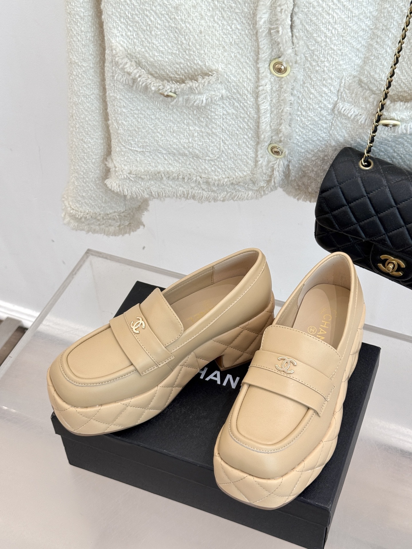 CHANE*|小香25k秋冬新品双C防水台
菱格厚底乐福鞋
当经典菱格纹邂逅前卫防水台设计
以颠覆性美