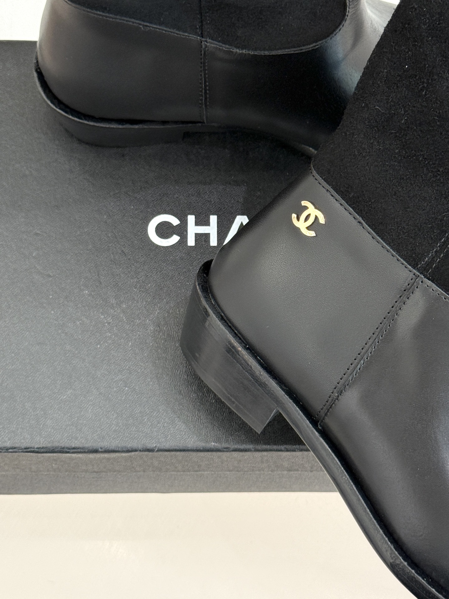 CHANE*|小香25k秋冬新品西部牛仔靴
当香奈儿的优雅邂逅西部风情
这几双靴子便是最好的诠释。
皮