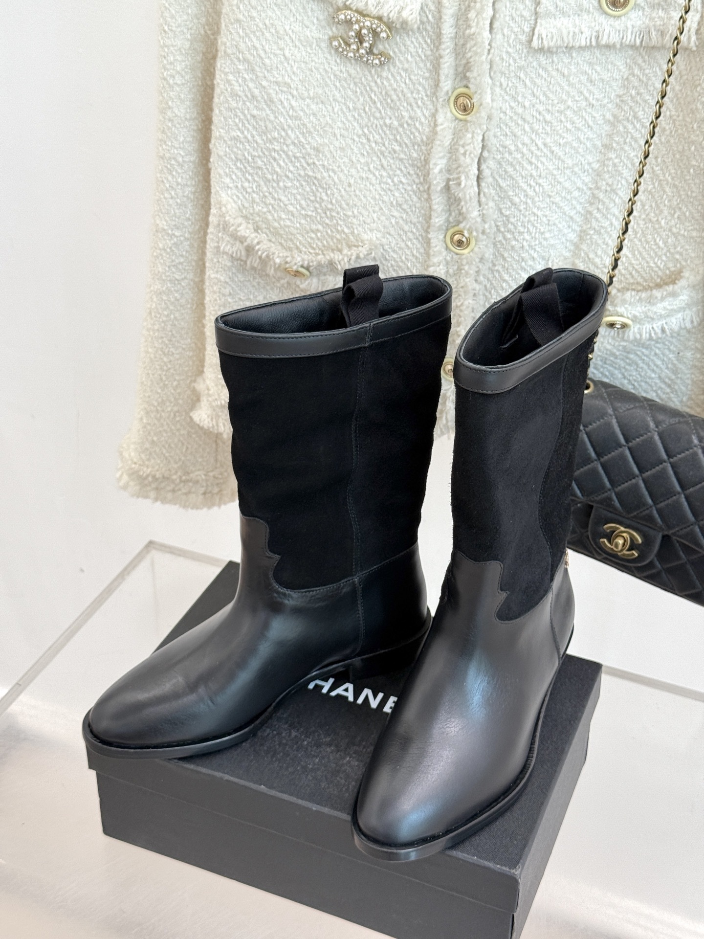 CHANE*|小香25k秋冬新品西部牛仔靴
当香奈儿的优雅邂逅西部风情
这几双靴子便是最好的诠释。
皮