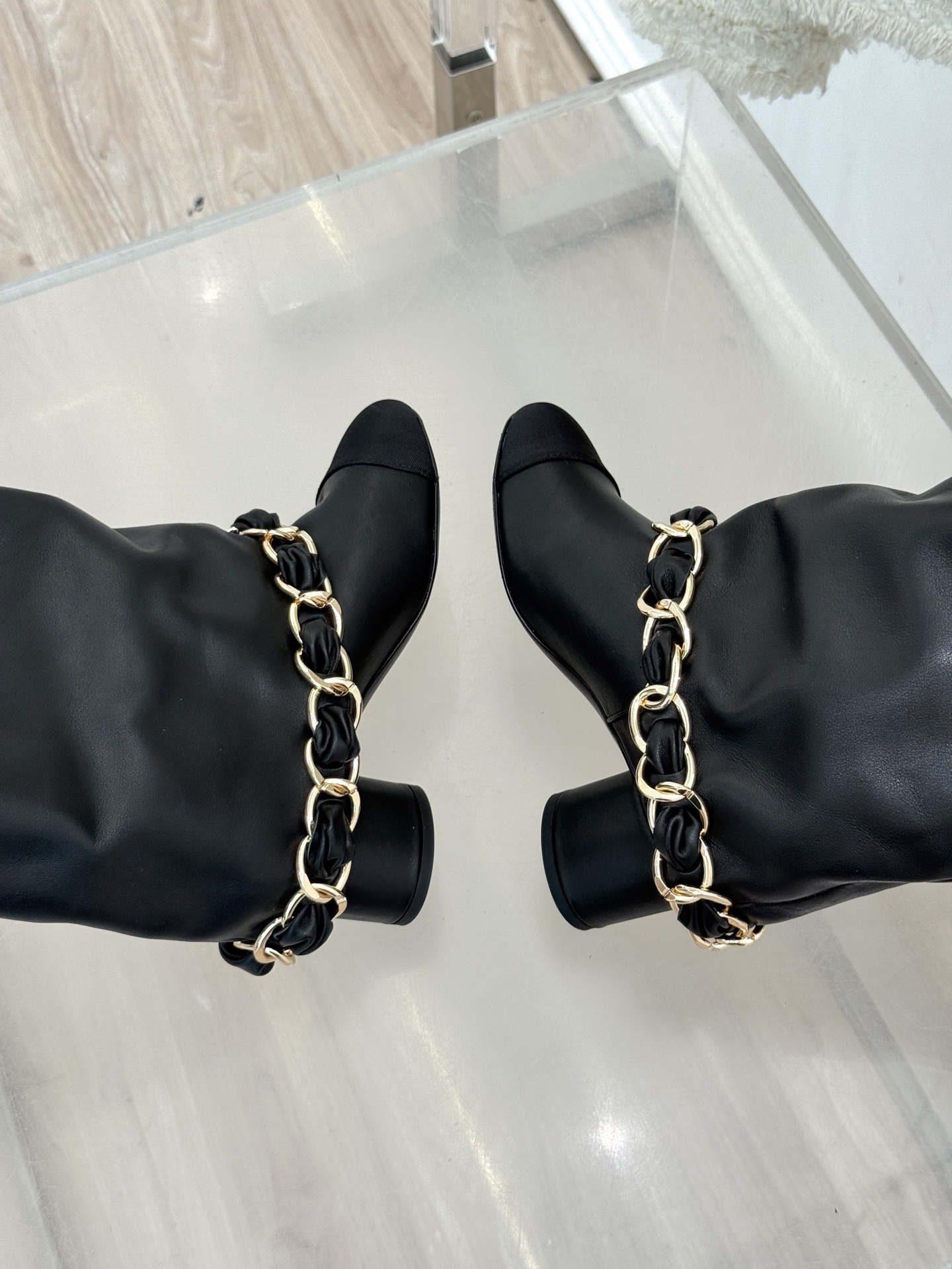 CHANE*|小香25k秋冬新品大链条拼色
粗跟裤管靴
标志性的大链条设计,把经典玩出花!
粗旷却不失