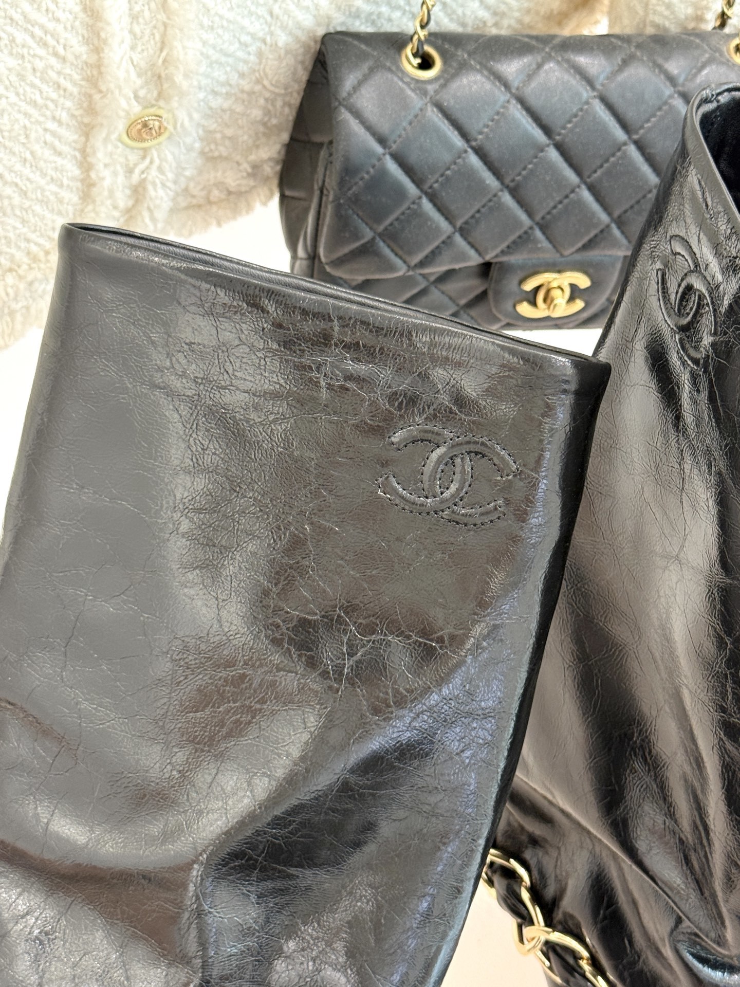CHANE*|小香25k秋冬新品大链条拼色
粗跟裤管靴
标志性的大链条设计,把经典玩出花!
粗旷却不失
