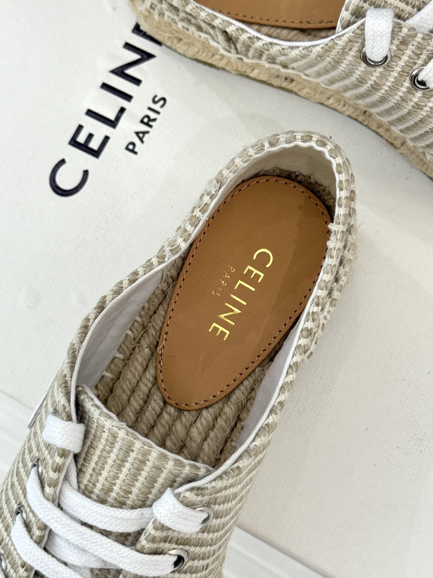 
Celine/赛琳经典凯旋门渔夫鞋
一脚蹬入CELINE的慵懒美学！
这款渔夫鞋以极简廓形打破常规
经