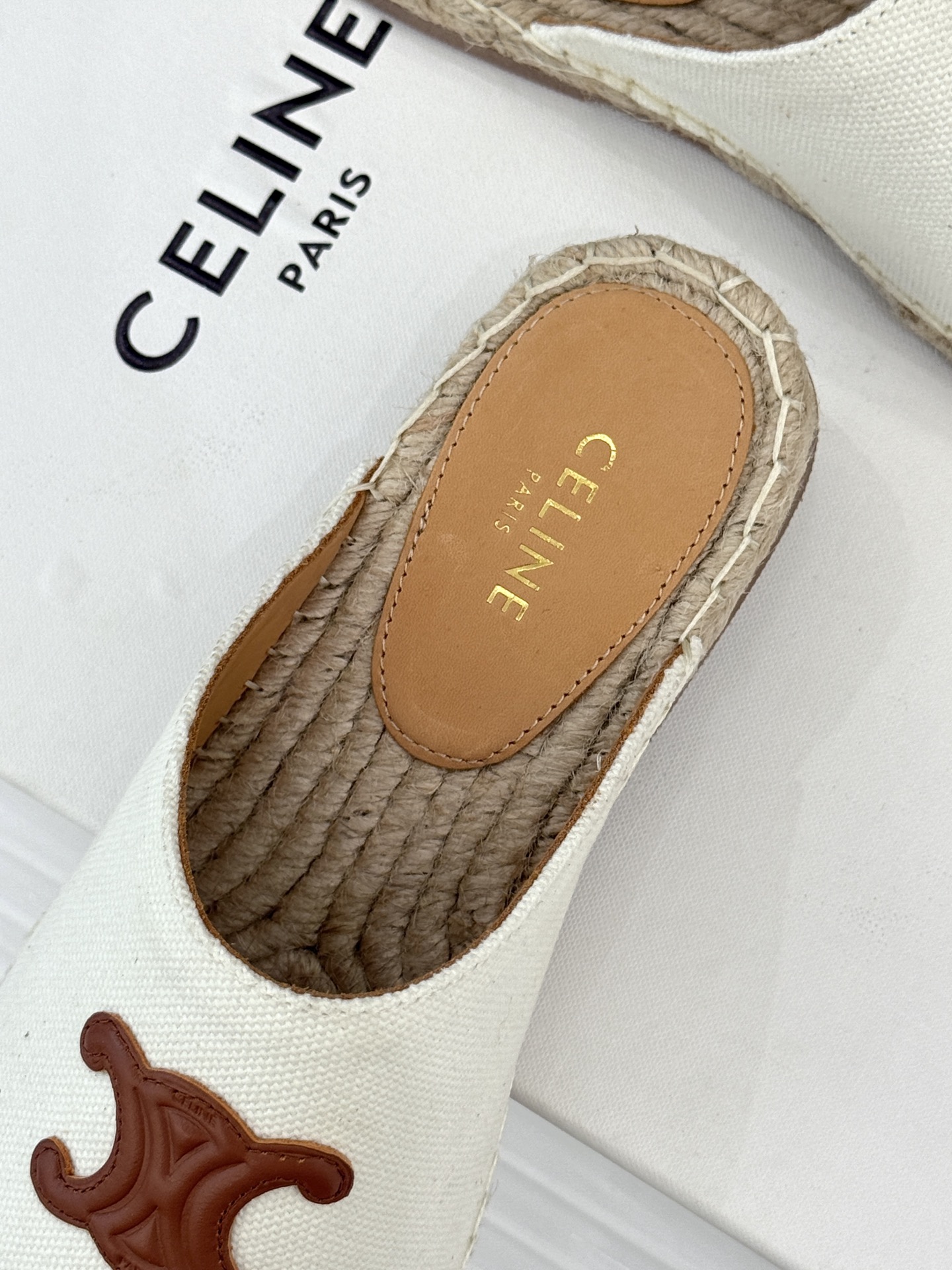 
Celine/赛琳经典凯旋门渔夫半拖
一脚蹬入CELINE的慵懒美学！
这款渔夫鞋以极简廓形打破常规
