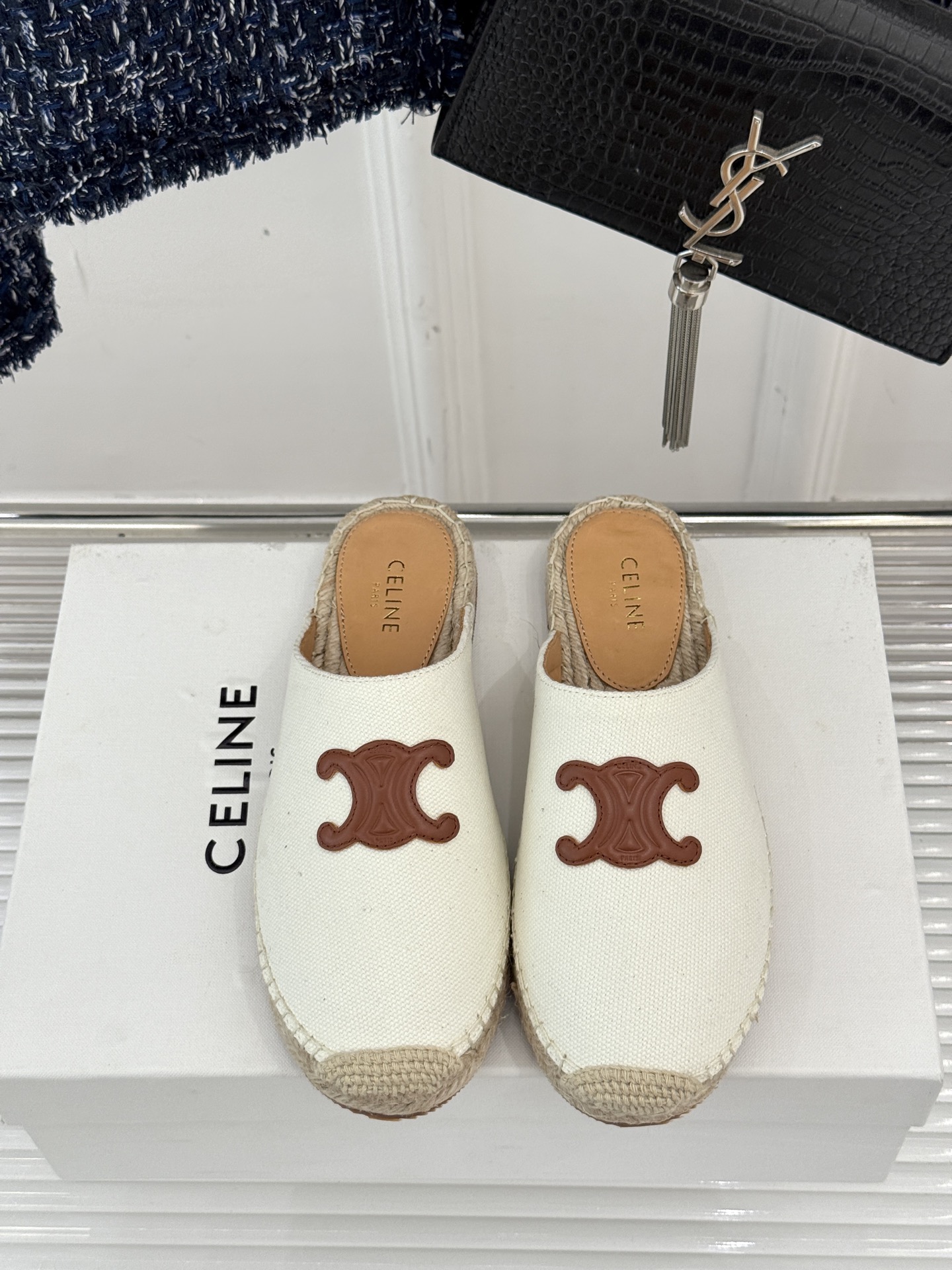 
Celine/赛琳经典凯旋门渔夫半拖
一脚蹬入CELINE的慵懒美学！
这款渔夫鞋以极简廓形打破常规
