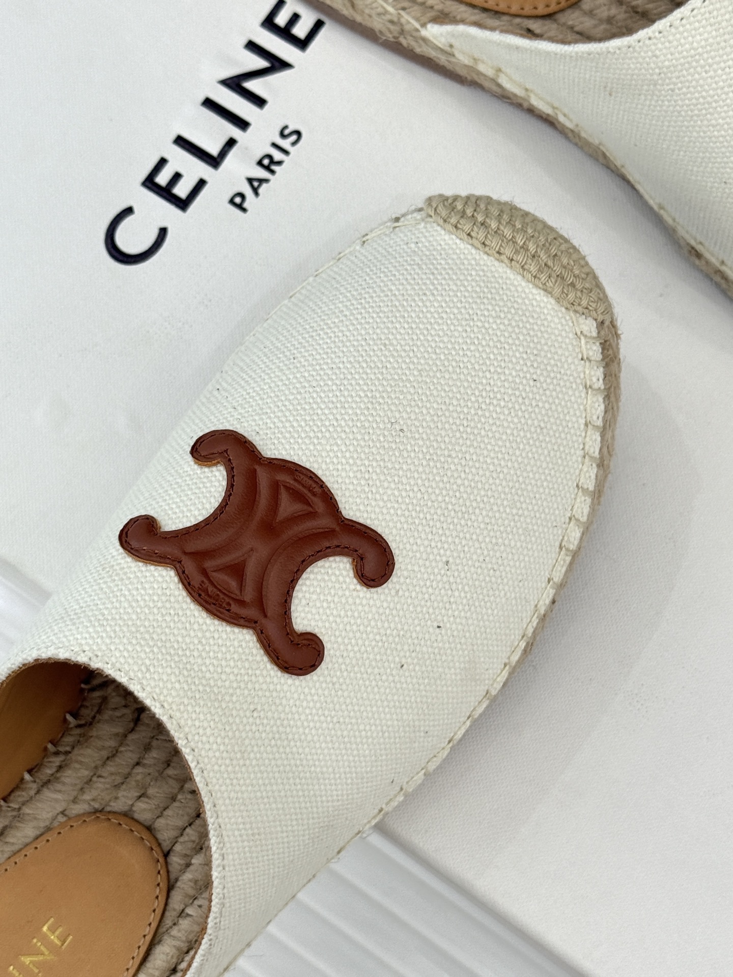 
Celine/赛琳经典凯旋门渔夫半拖
一脚蹬入CELINE的慵懒美学！
这款渔夫鞋以极简廓形打破常规
