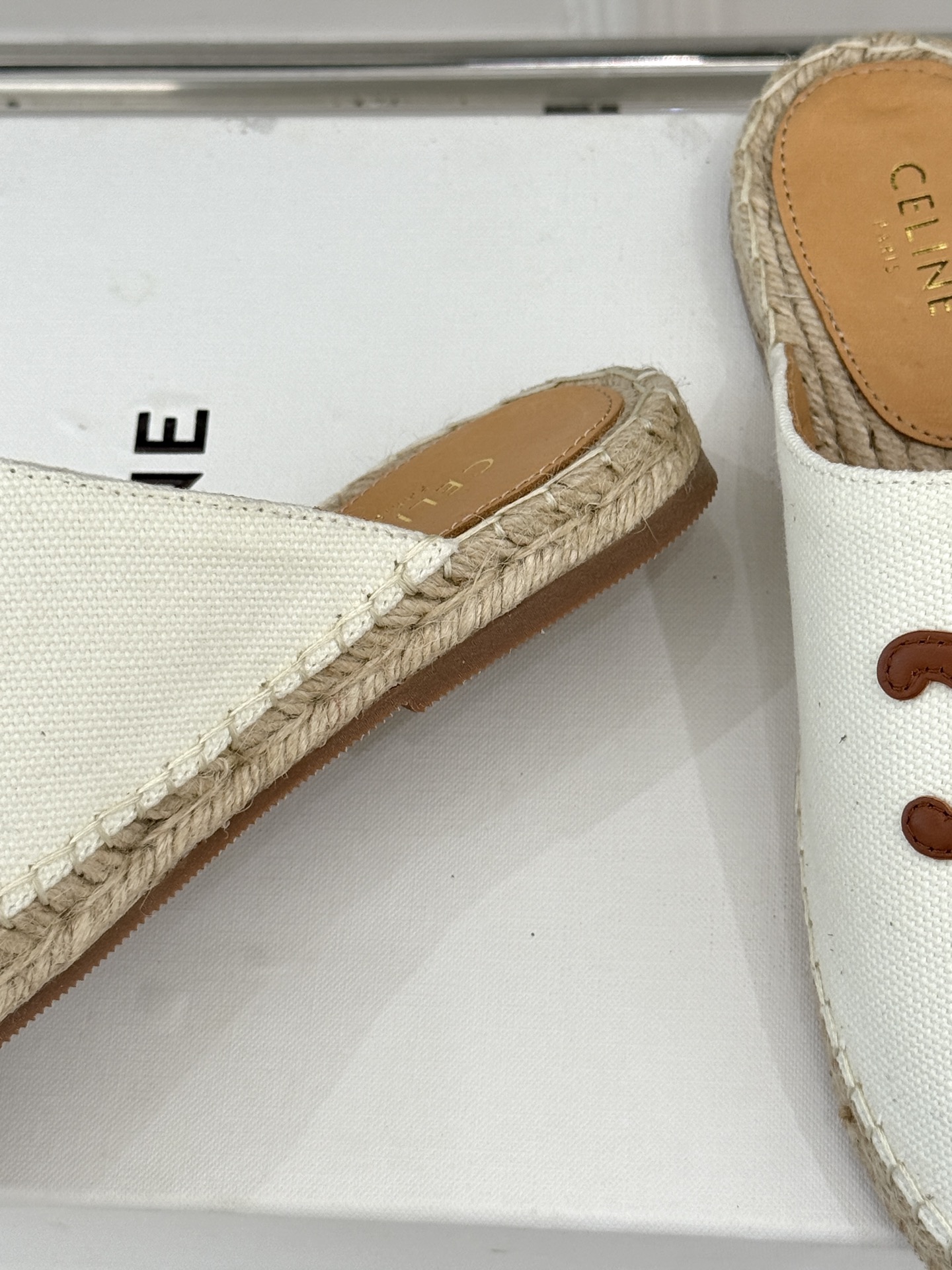 
Celine/赛琳经典凯旋门渔夫半拖
一脚蹬入CELINE的慵懒美学！
这款渔夫鞋以极简廓形打破常规
