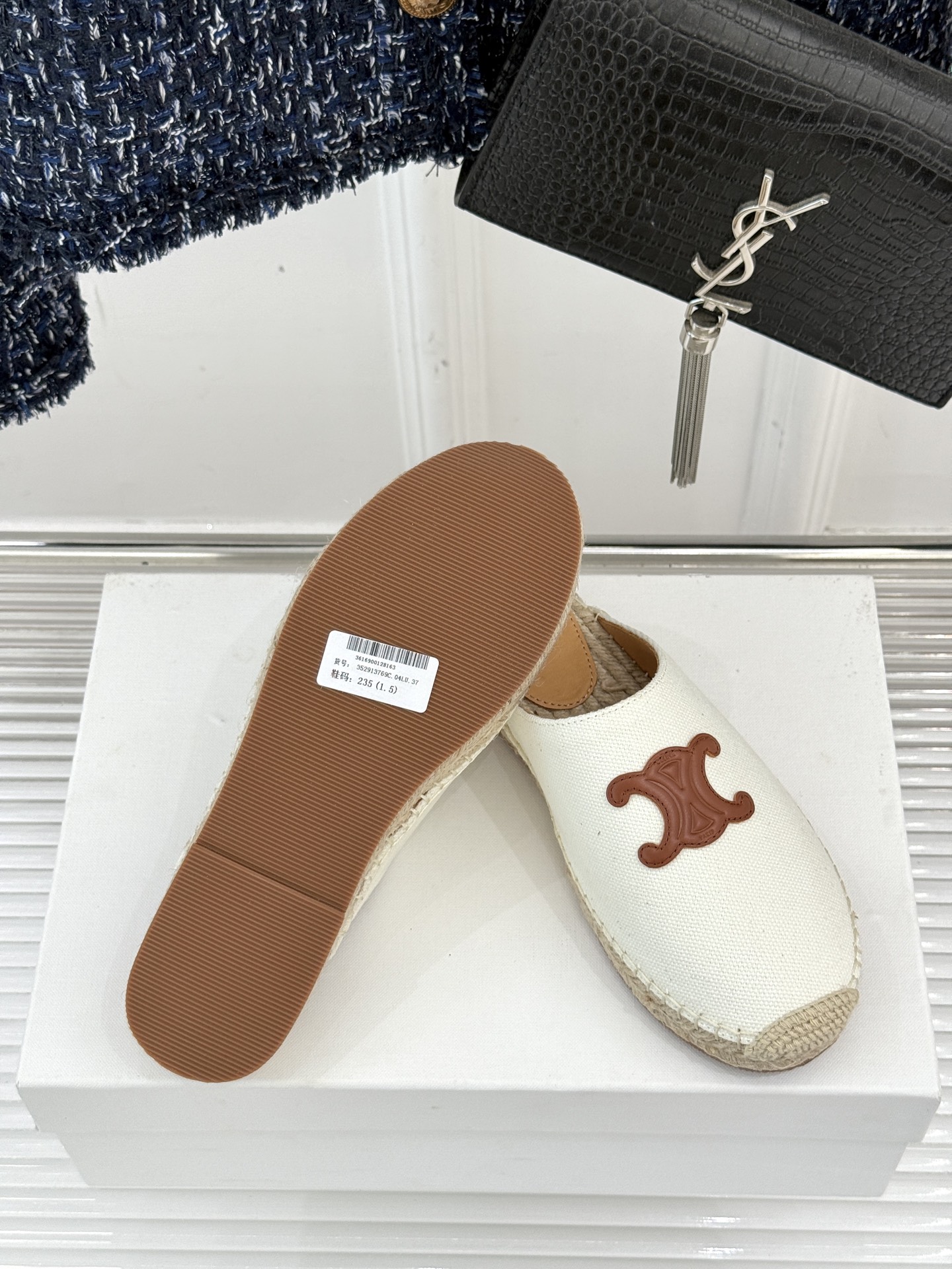 
Celine/赛琳经典凯旋门渔夫半拖
一脚蹬入CELINE的慵懒美学！
这款渔夫鞋以极简廓形打破常规
