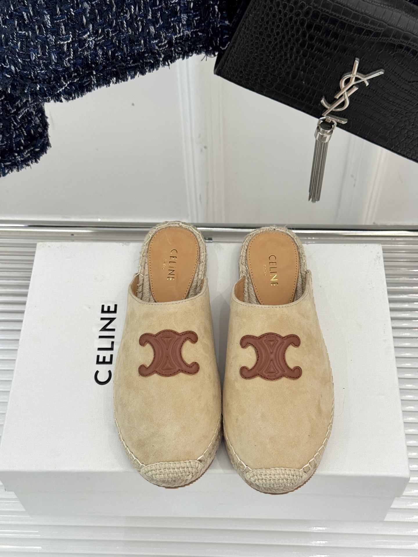 
Celine/赛琳经典凯旋门渔夫半拖
一脚蹬入CELINE的慵懒美学！
这款渔夫鞋以极简廓形打破常规
