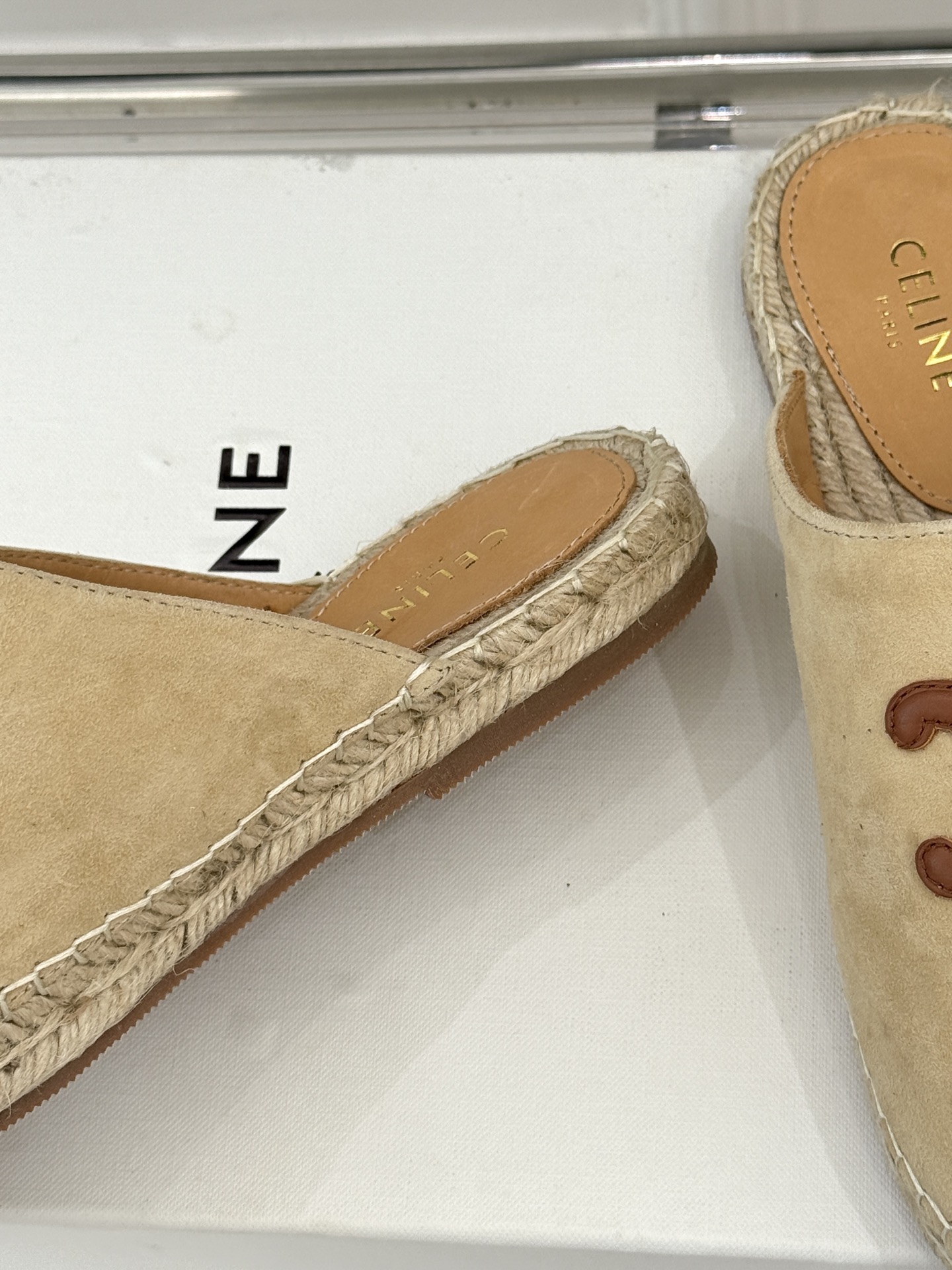 
Celine/赛琳经典凯旋门渔夫半拖
一脚蹬入CELINE的慵懒美学！
这款渔夫鞋以极简廓形打破常规
