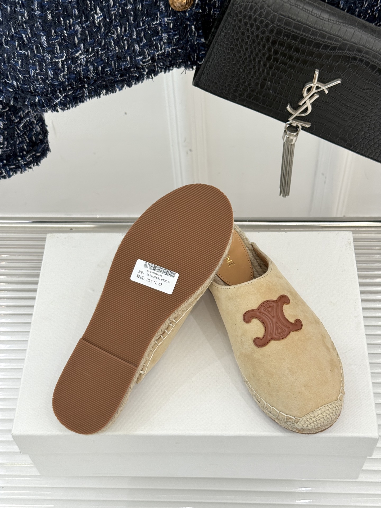 
Celine/赛琳经典凯旋门渔夫半拖
一脚蹬入CELINE的慵懒美学！
这款渔夫鞋以极简廓形打破常规
