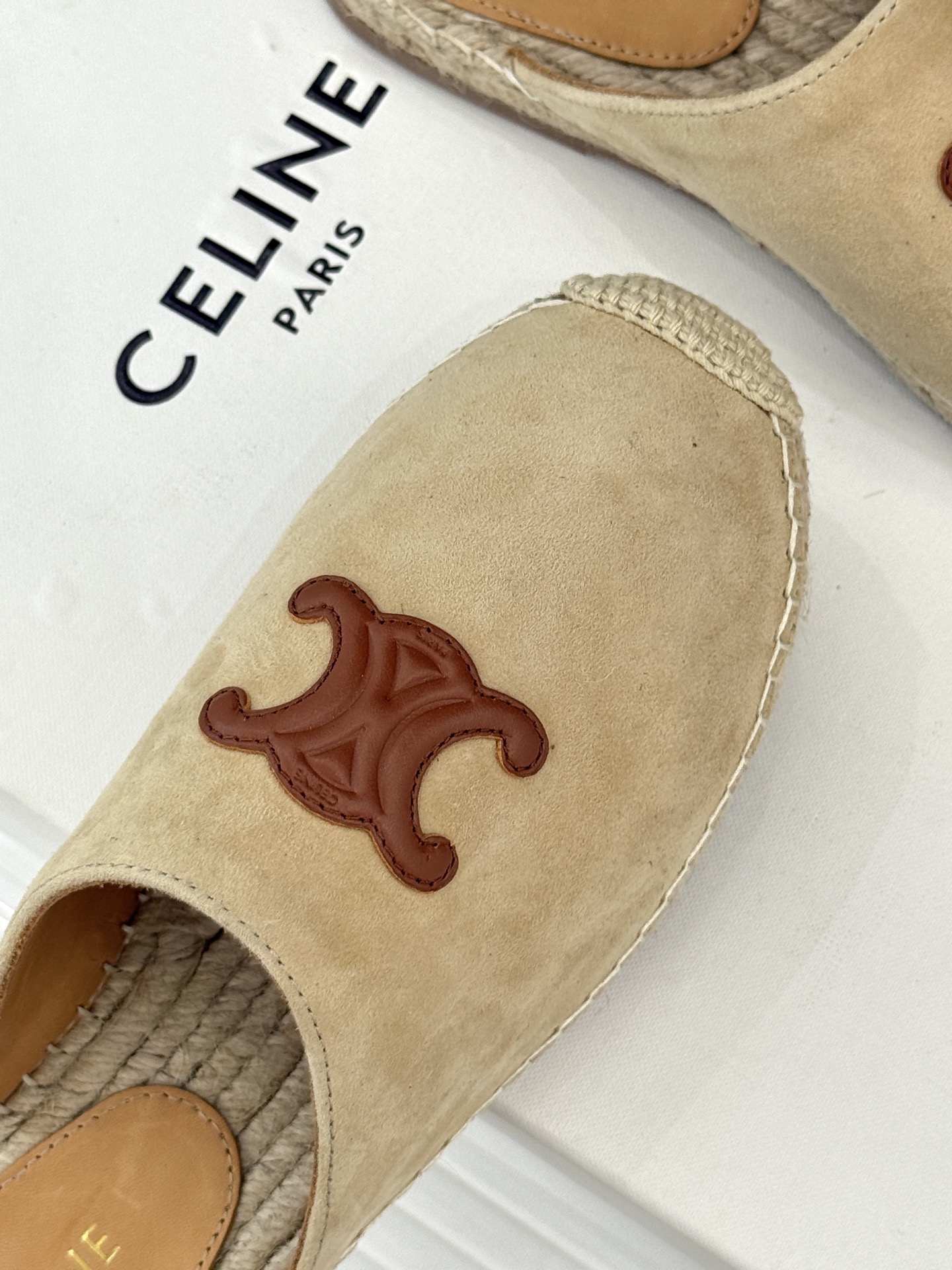 
Celine/赛琳经典凯旋门渔夫半拖
一脚蹬入CELINE的慵懒美学！
这款渔夫鞋以极简廓形打破常规
