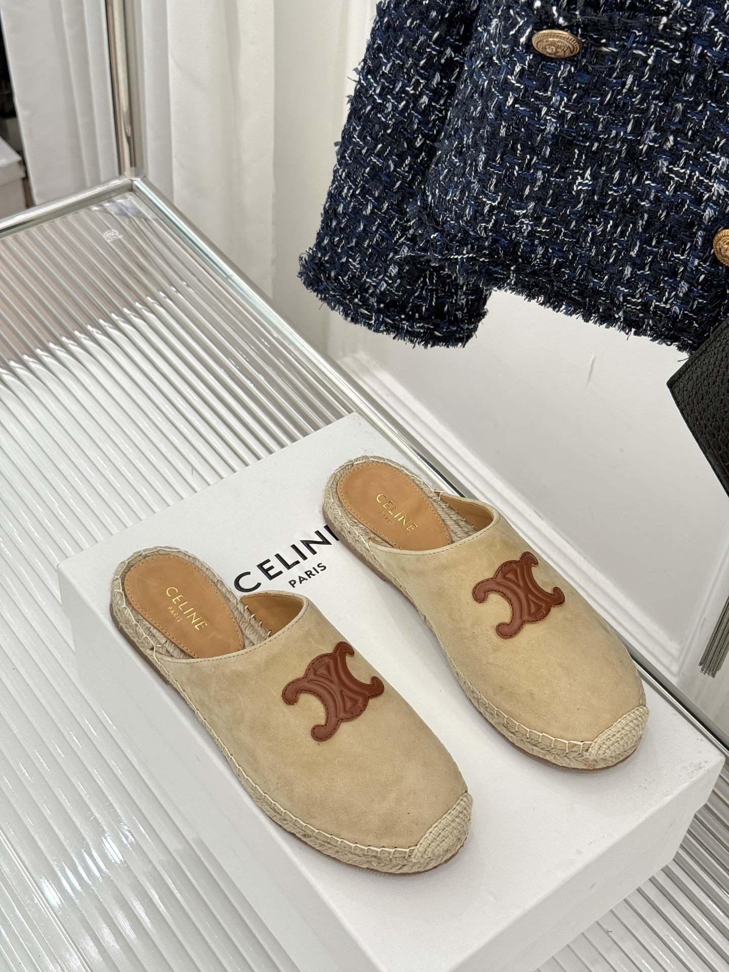 
Celine/赛琳经典凯旋门渔夫半拖
一脚蹬入CELINE的慵懒美学！
这款渔夫鞋以极简廓形打破常规
