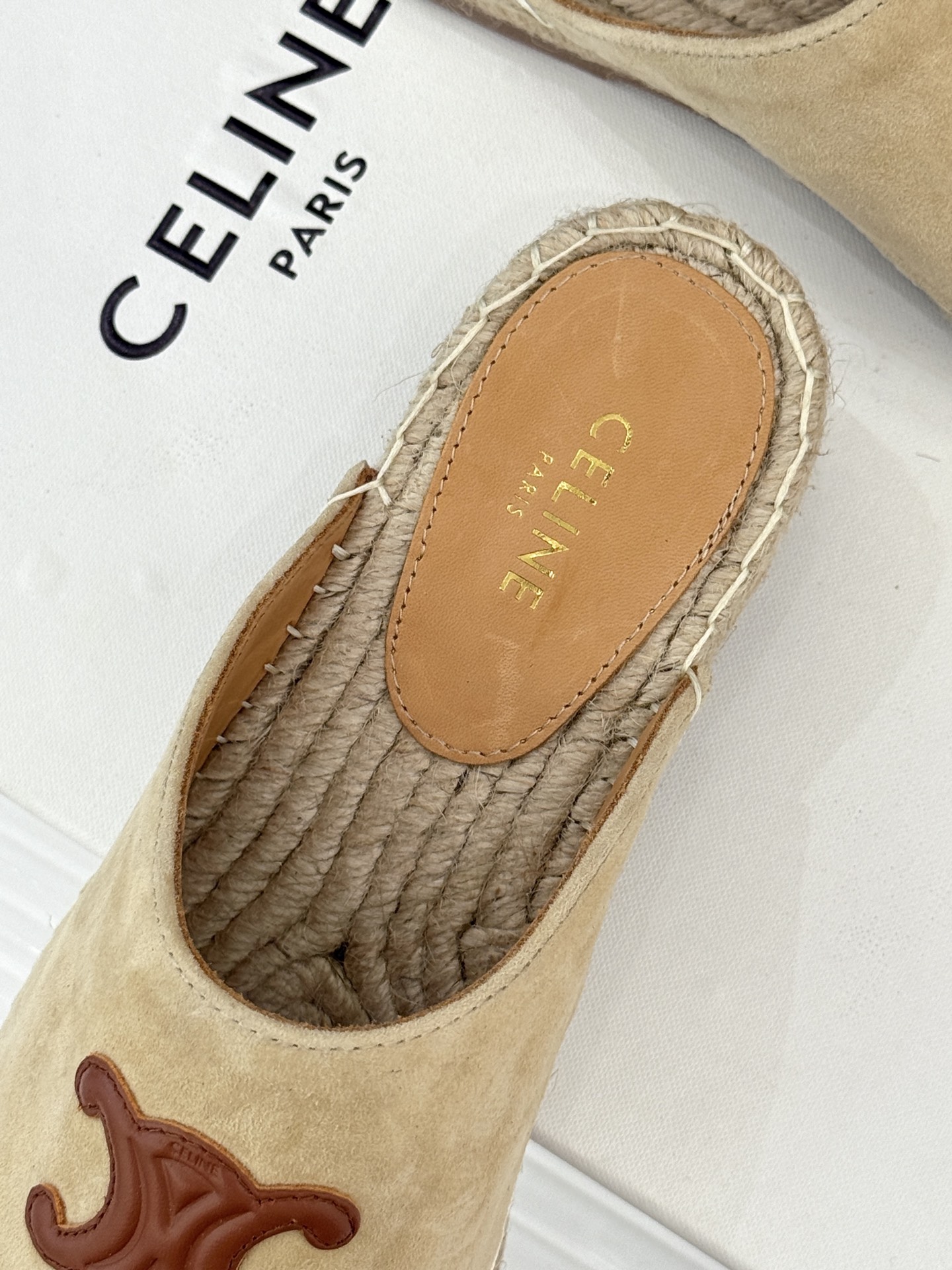 
Celine/赛琳经典凯旋门渔夫半拖
一脚蹬入CELINE的慵懒美学！
这款渔夫鞋以极简廓形打破常规
