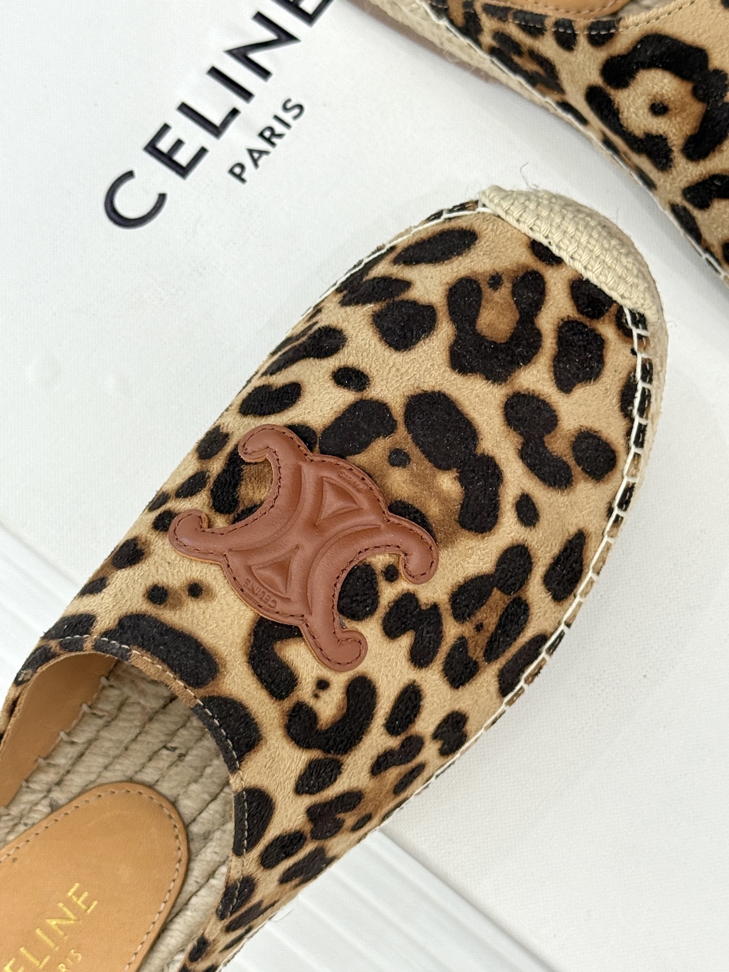 
Celine/赛琳经典凯旋门渔夫半拖
一脚蹬入CELINE的慵懒美学！
这款渔夫鞋以极简廓形打破常规
