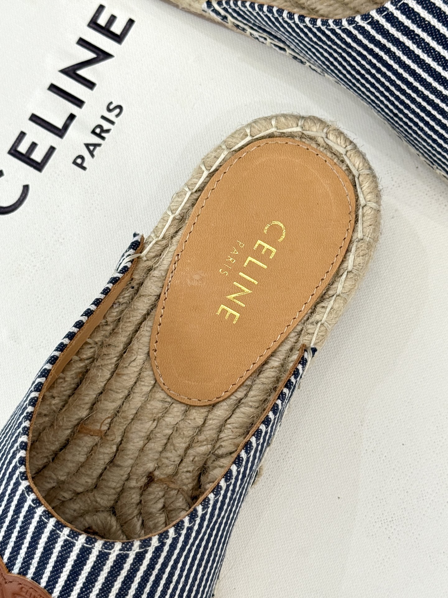 
Celine/赛琳经典凯旋门渔夫半拖
一脚蹬入CELINE的慵懒美学！
这款渔夫鞋以极简廓形打破常规
