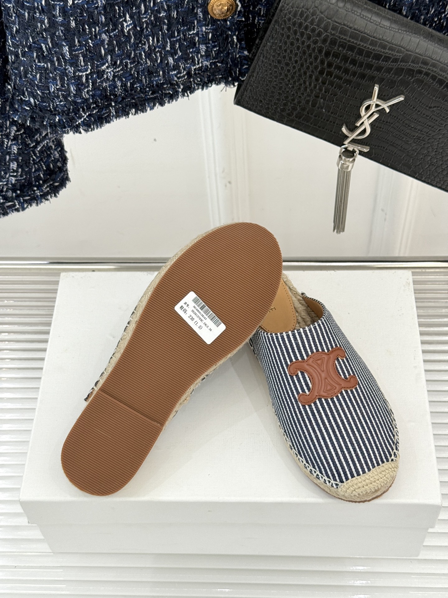 
Celine/赛琳经典凯旋门渔夫半拖
一脚蹬入CELINE的慵懒美学！
这款渔夫鞋以极简廓形打破常规
