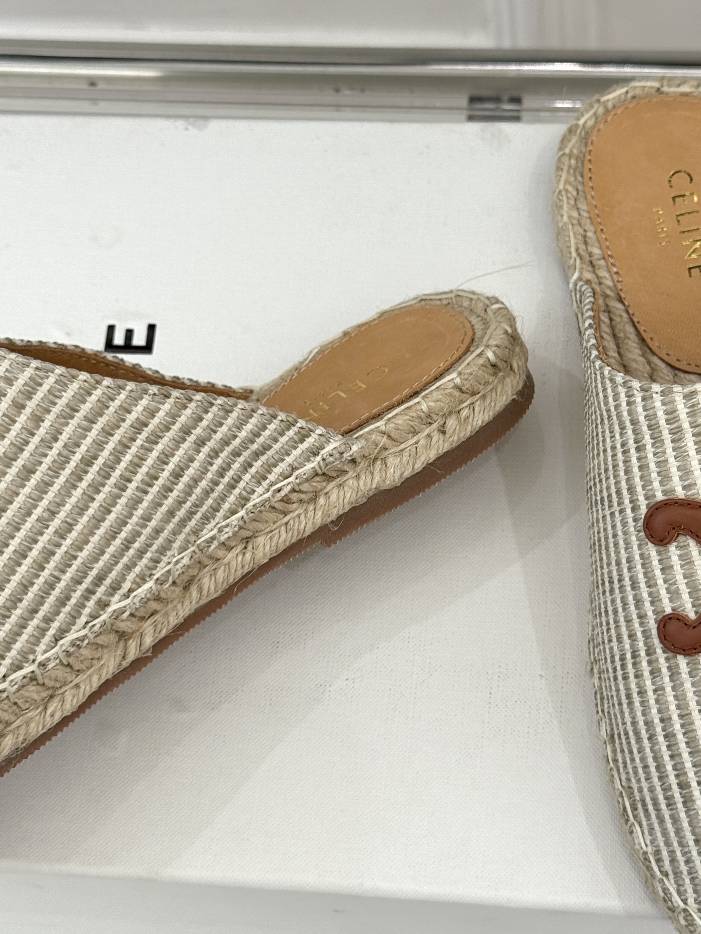 
Celine/赛琳经典凯旋门渔夫半拖
一脚蹬入CELINE的慵懒美学！
这款渔夫鞋以极简廓形打破常规
