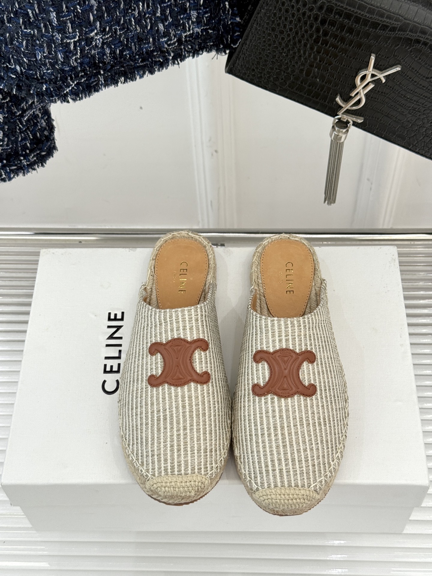
Celine/赛琳经典凯旋门渔夫半拖
一脚蹬入CELINE的慵懒美学！
这款渔夫鞋以极简廓形打破常规
